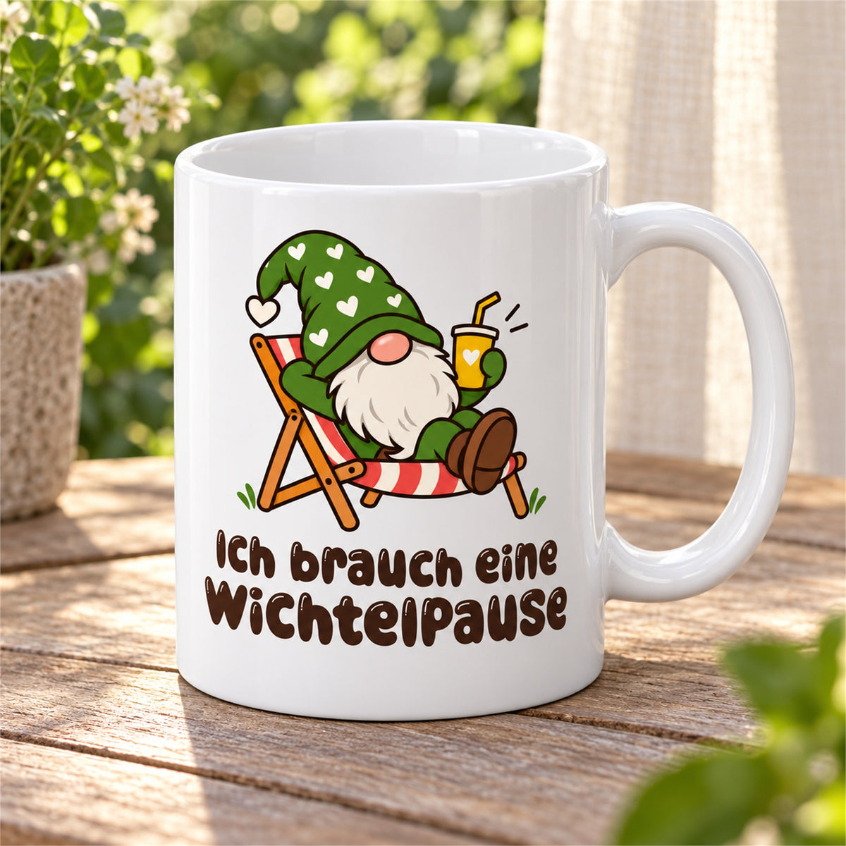 Weiße Wichteltasse mit dem Spruch „Ich brauch eine Wichtelpause“ – Ansicht 3