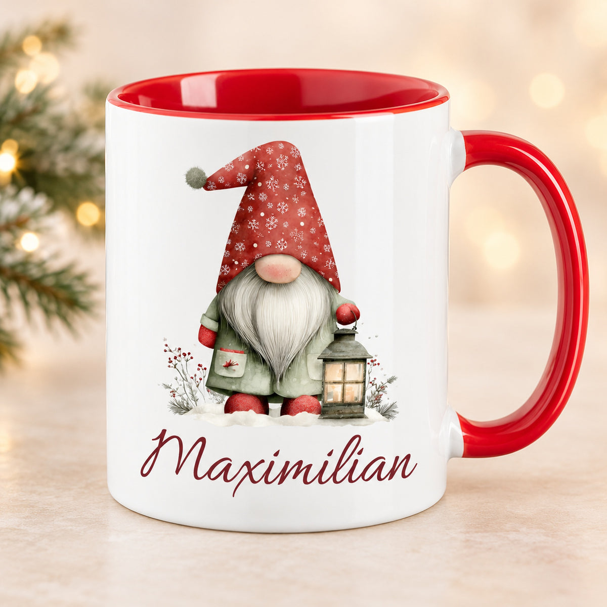 Personalisierte Weihnachtswichtel-Tasse Laternenlicht mit roter Innenseite und rotem Henkel – Vorderansicht mit Beispielname Maximilian