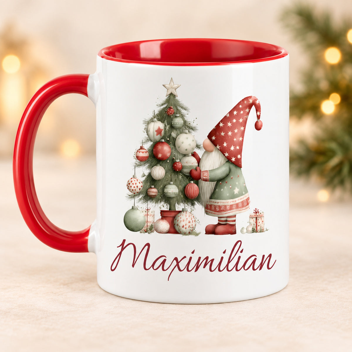 Personalisierte Weihnachtswichtel-Tasse Weihnachtsbaum mit roter Innenseite und rotem Henkel – Rückseite mit gleichem Motiv und Namen