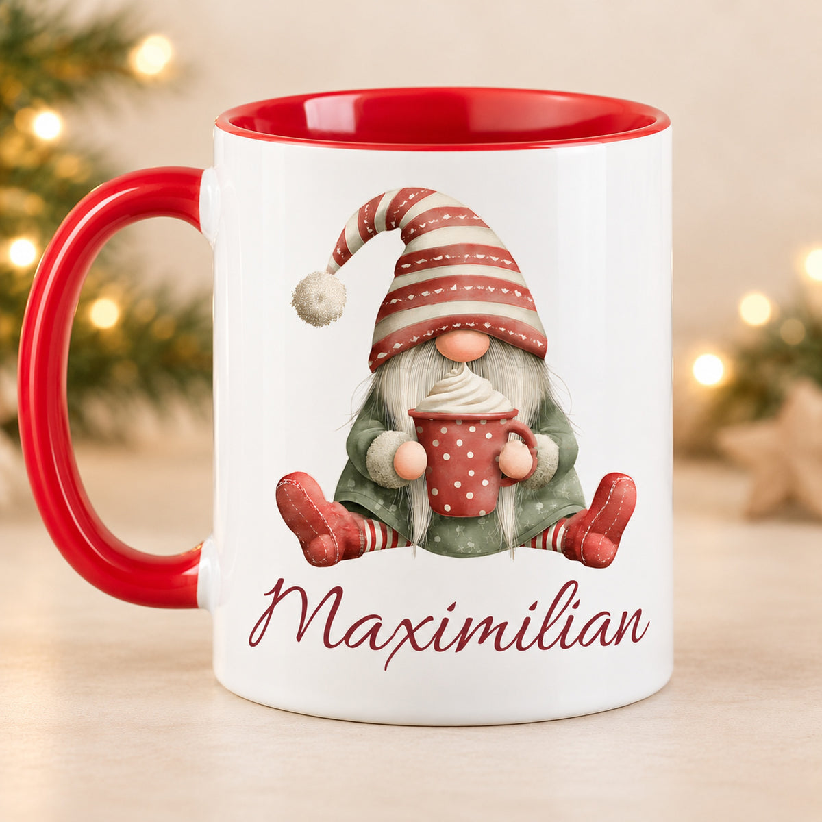 Personalisierte Weihnachtswichtel-Tasse Kakaozeit mit roter Innenseite und rotem Henkel – Rückseite mit gleichem Motiv und Namen