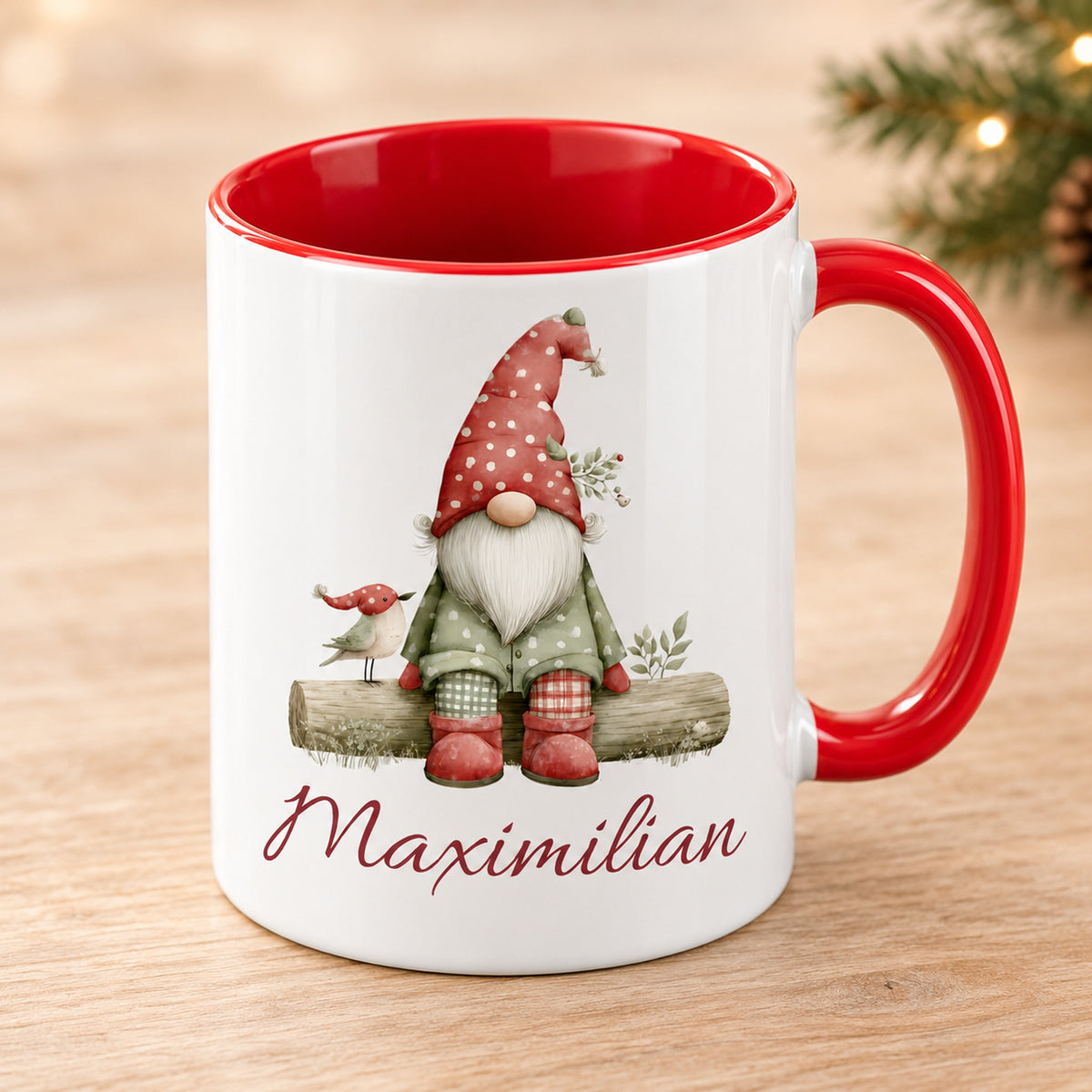 Personalisierte Weihnachtswichtel-Tasse Wintervogel mit roter Innenseite und rotem Henkel – schräge Produktansicht