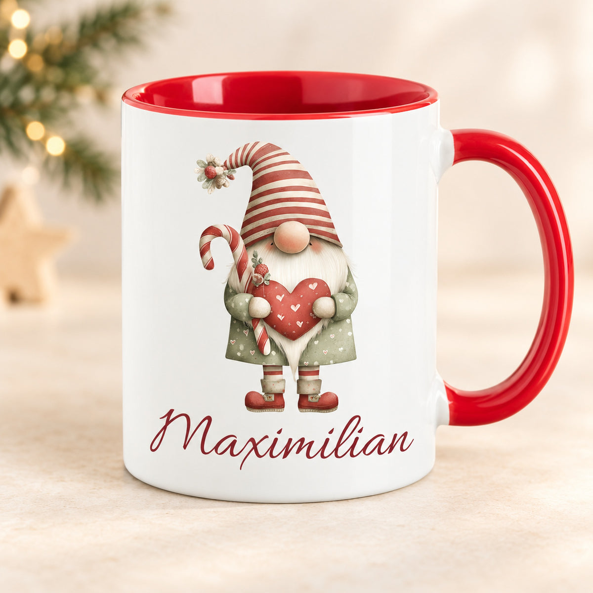 Personalisierte Weihnachtswichtel-Tasse Weihnachtsherz mit roter Innenseite und rotem Henkel – Vorderansicht mit Beispielname Maximilian