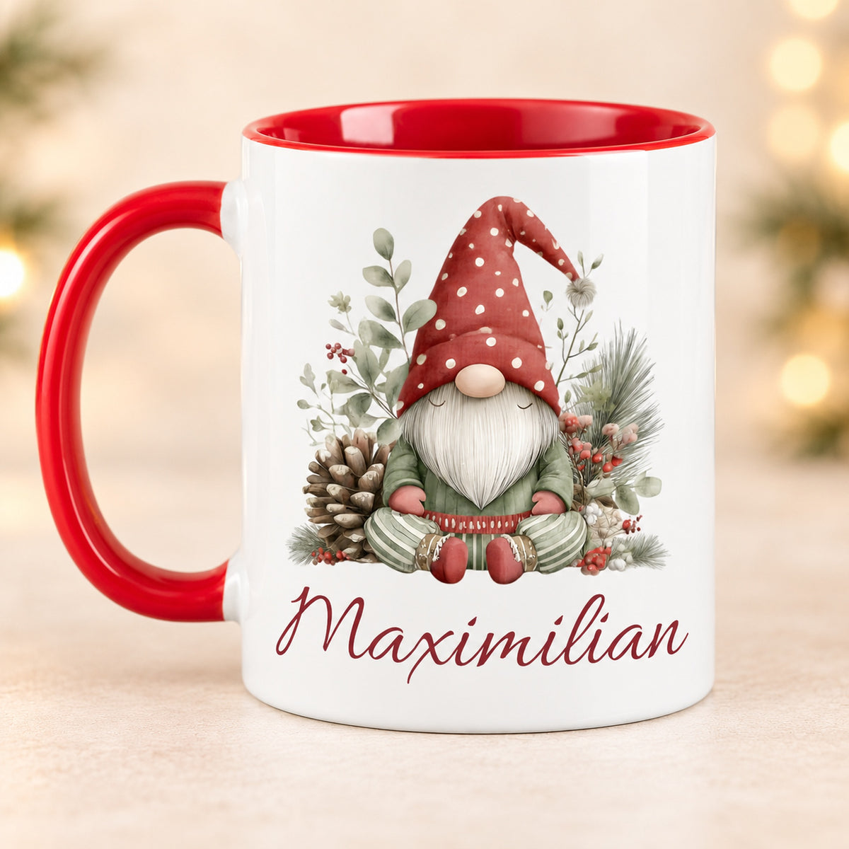 Personalisierte Weihnachtswichtel-Tasse Wintergrün mit roter Innenseite und rotem Henkel – Rückseite mit gleichem Motiv und Namen