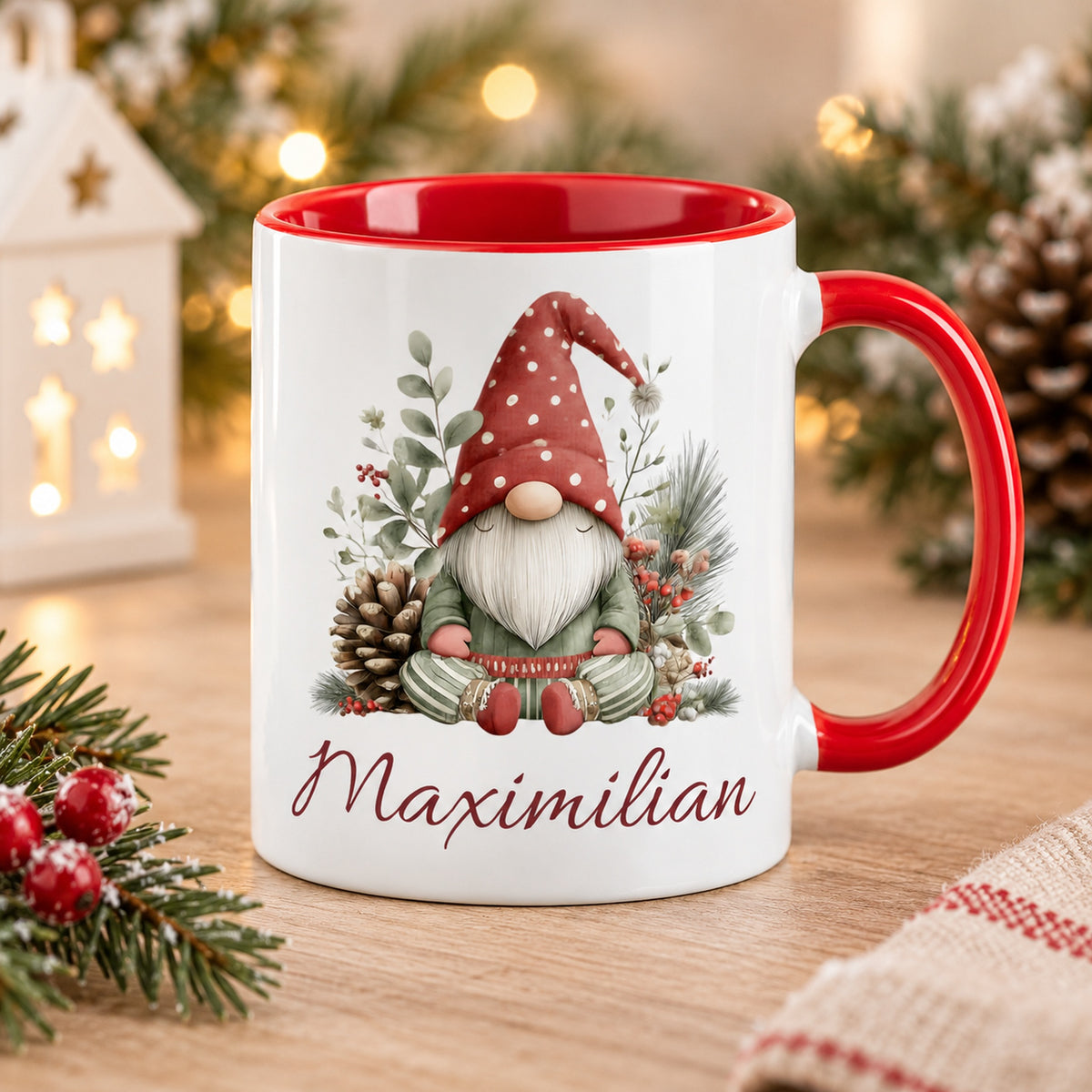 Personalisierte Weihnachtswichtel-Tasse Wintergrün mit roter Innenseite und rotem Henkel – in gemütlicher Weihnachtsszene