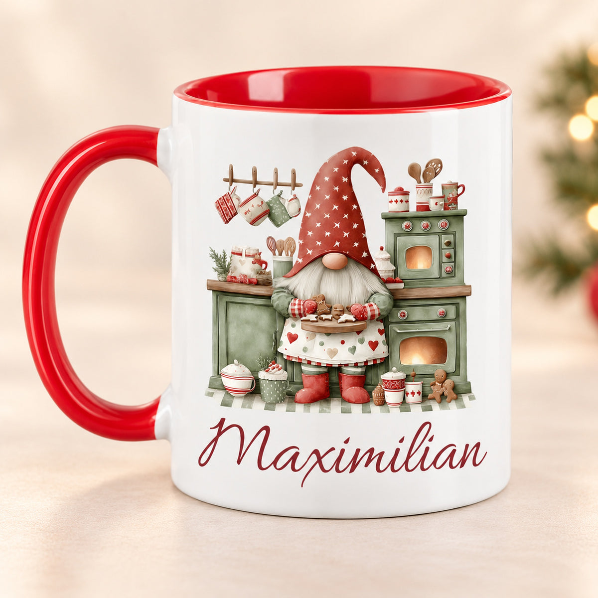 Personalisierte Weihnachtswichtel-Tasse Weihnachtsbäckerei mit roter Innenseite und rotem Henkel – Rückseite mit gleichem Motiv und Namen