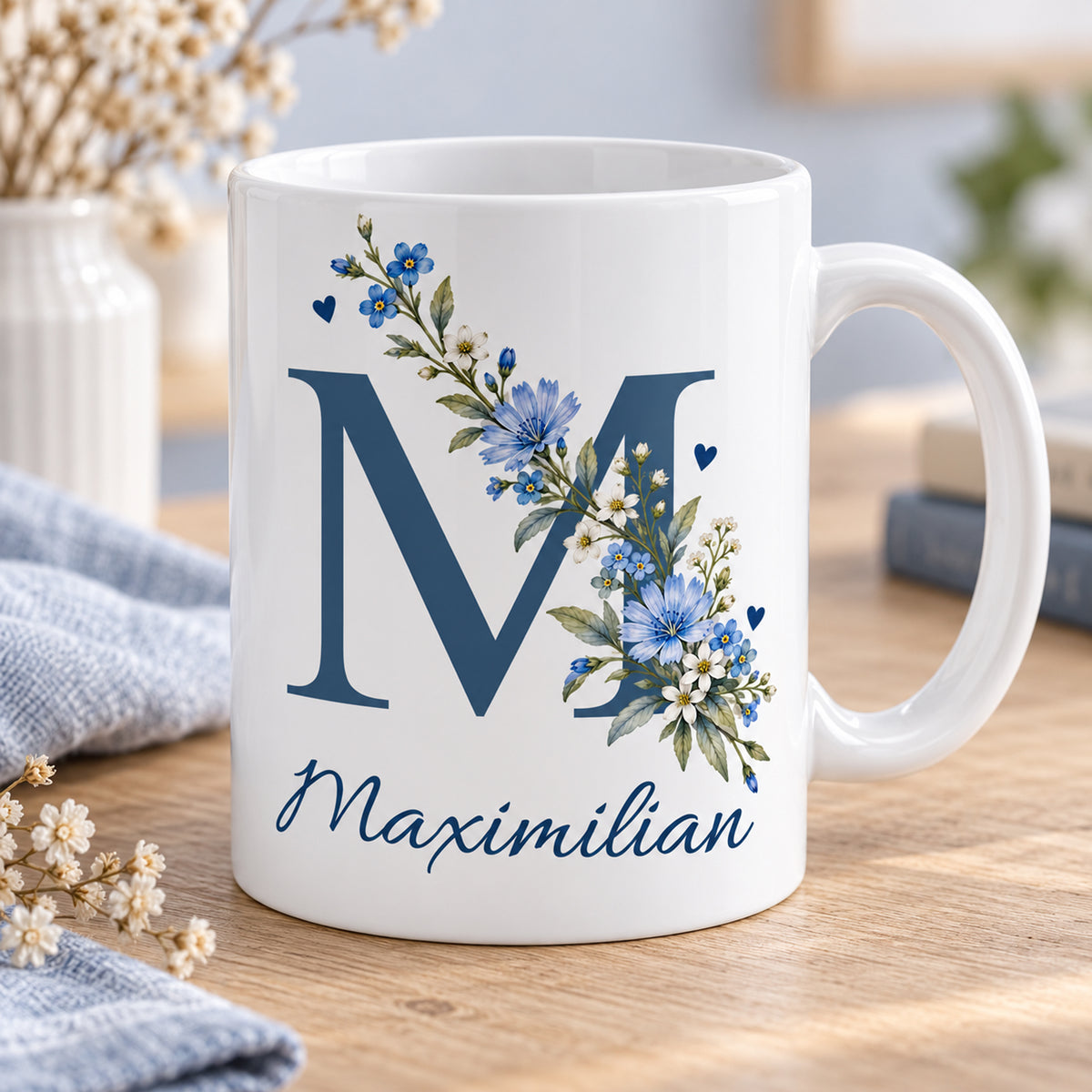 Weiße personalisierte Keramiktasse Blaue Blütenranke mit floralem Monogramm – Schrägansicht