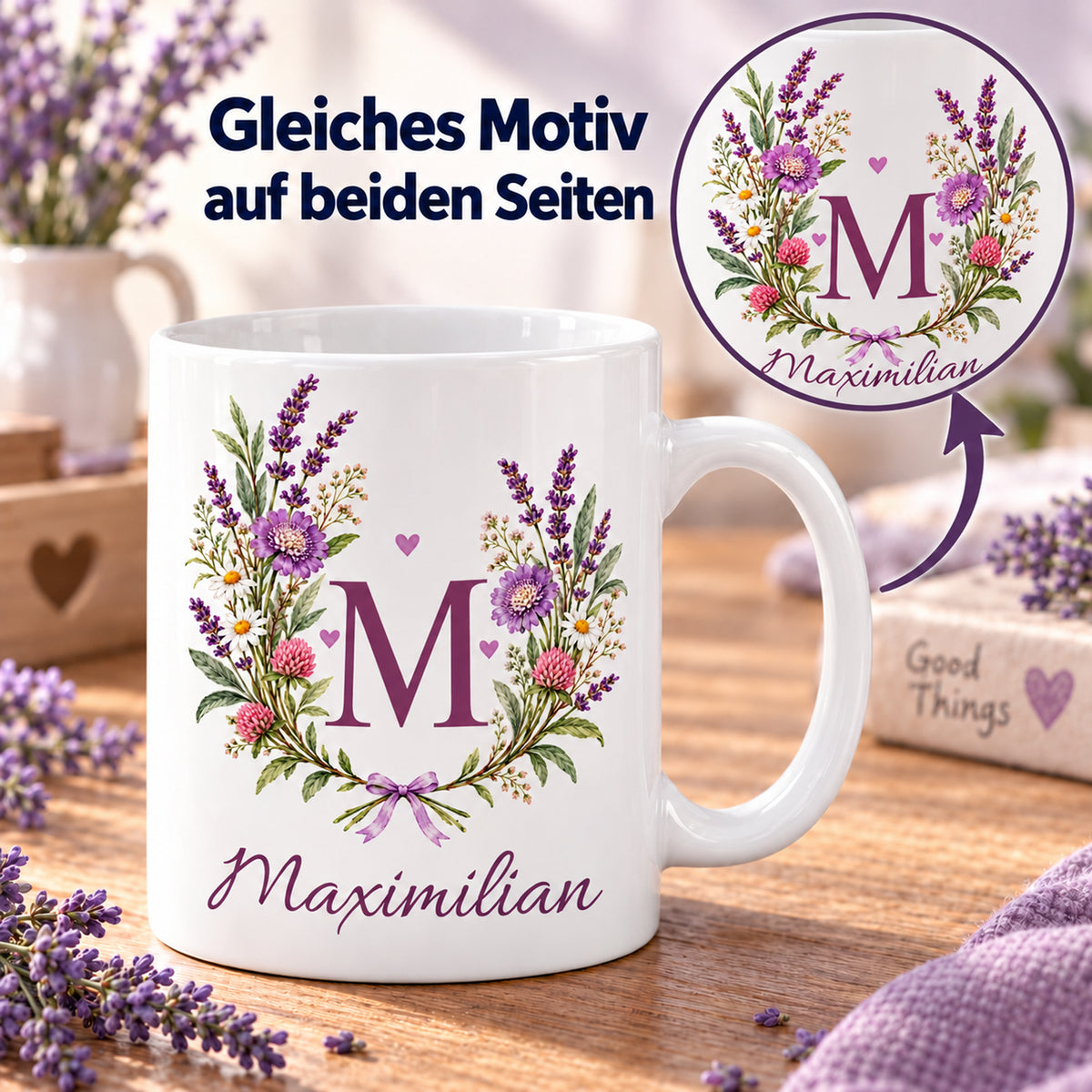 Weiße personalisierte Keramiktasse Lavendelduett mit floralem Monogramm – Beidseitiger Druck