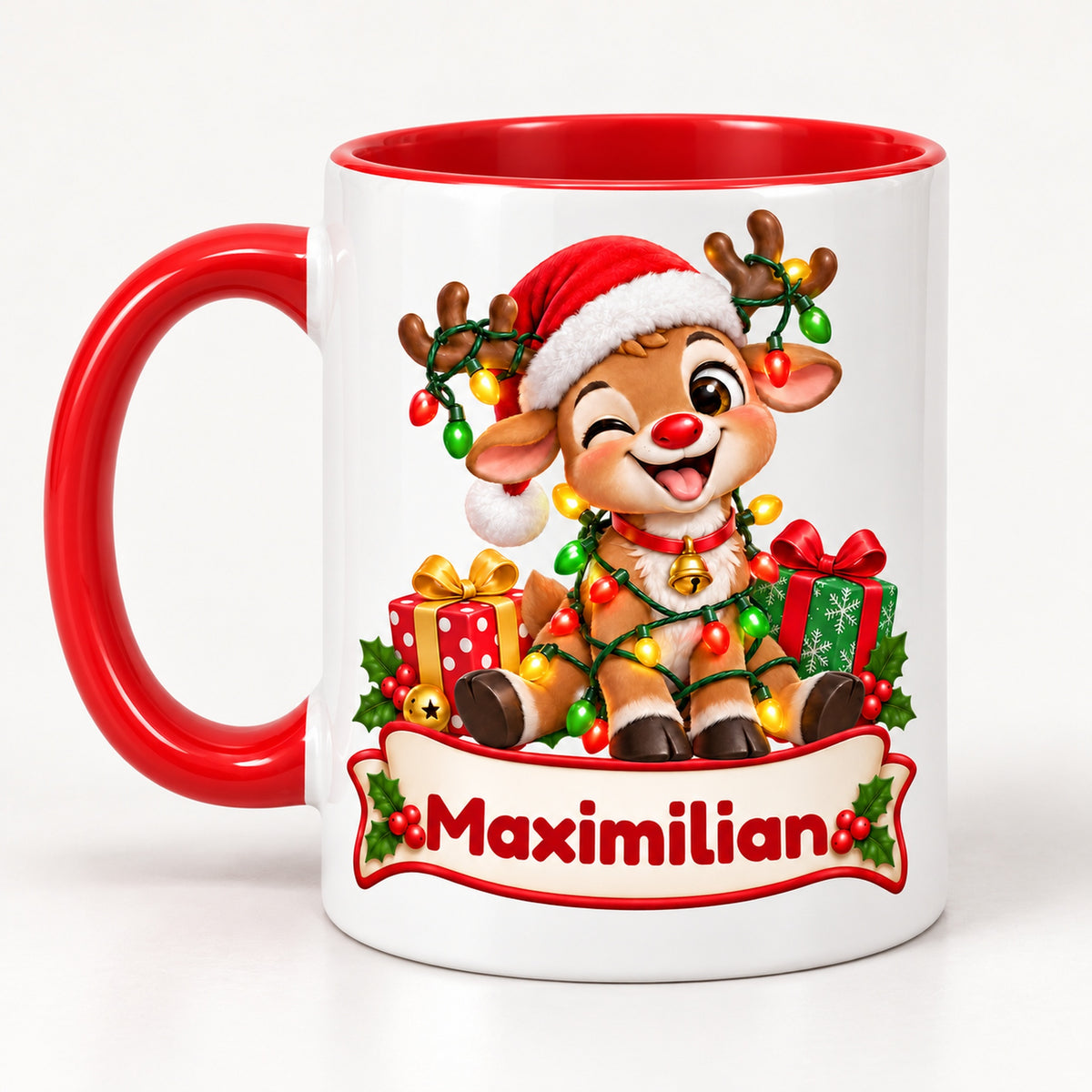 Personalisierte Weihnachtstasse Rentier im Lichterketten-Knoten, außen weiß mit rotem Henkel und roter Innenseite – andere Druckseite.