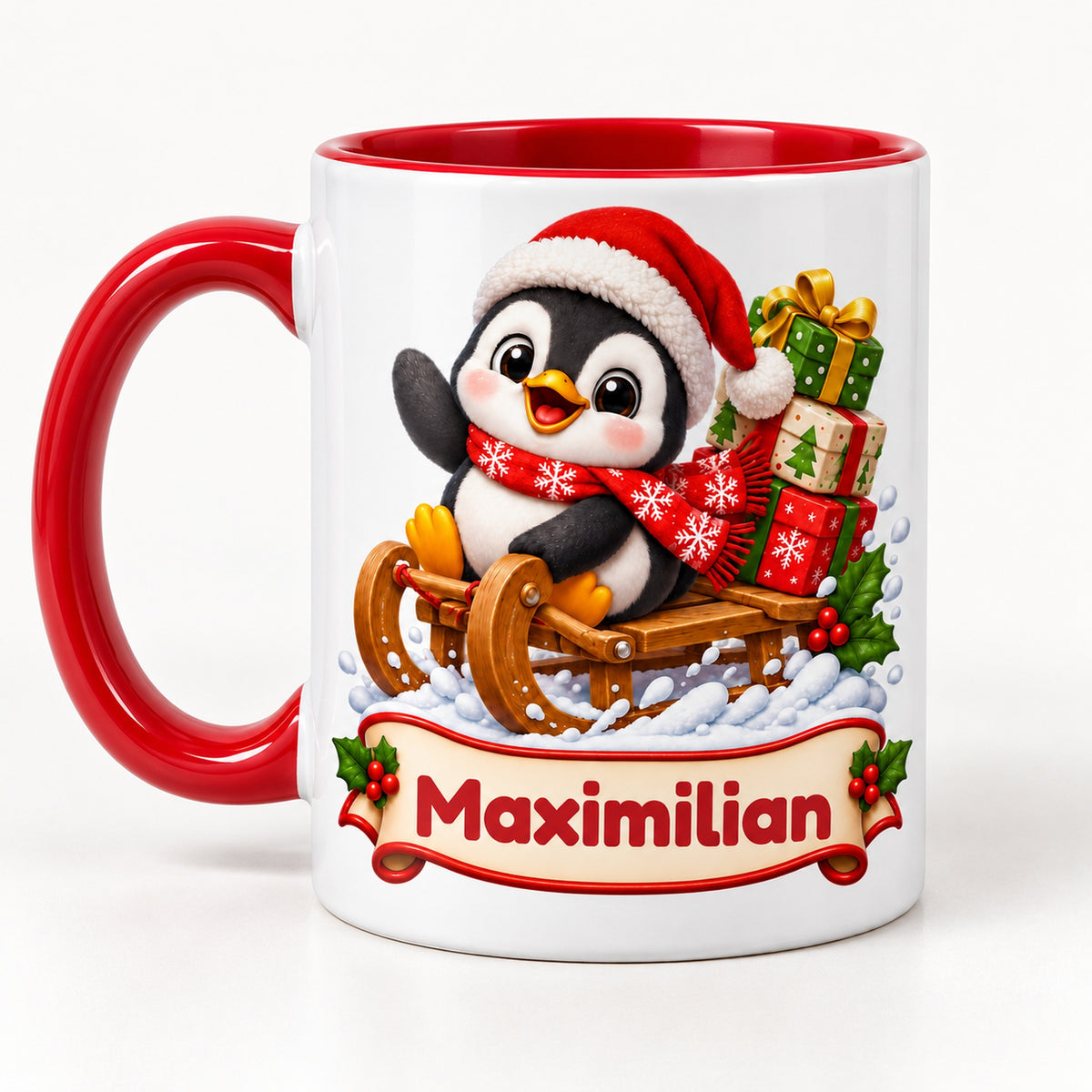Personalisierte Weihnachtstasse Pinguin auf Geschenkeschlitten, außen weiß mit rotem Henkel und roter Innenseite – andere Druckseite.