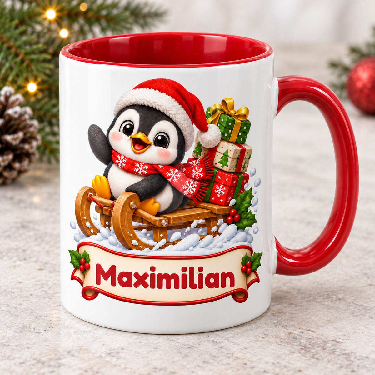 Personalisierte Weihnachtstasse Pinguin auf Geschenkeschlitten, außen weiß mit rotem Henkel und roter Innenseite – schräge Perspektive.