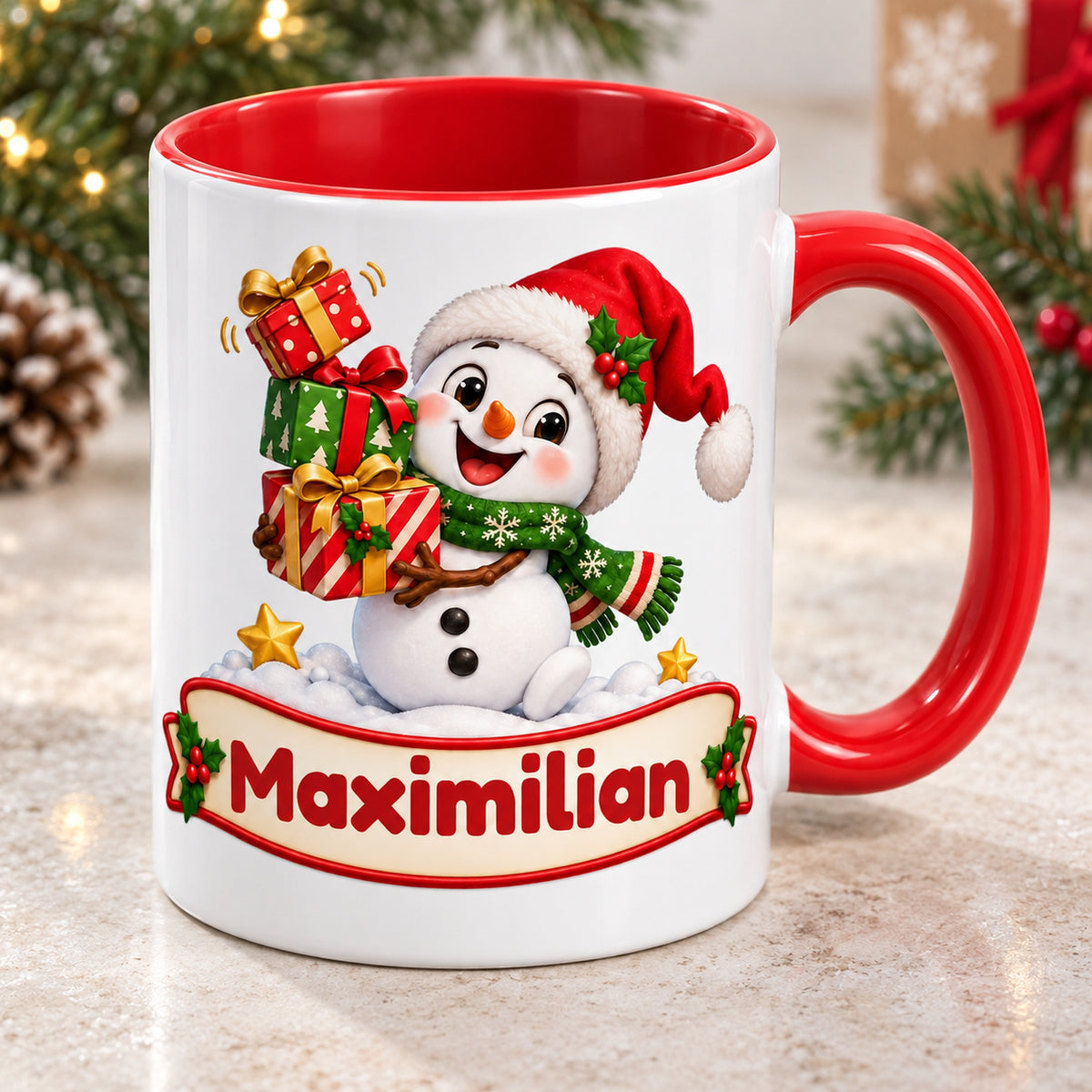 Personalisierte Weihnachtstasse Schneemann mit schiefer Mütze, außen weiß mit rotem Henkel und roter Innenseite – schräge Perspektive.
