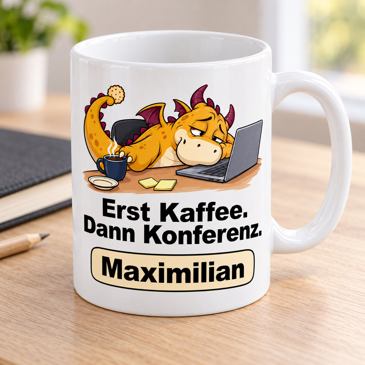 Personalisierte weiße Drachentasse mit Gelber Konferenzdrache, Spruch „Erst Kaffee. Dann Konferenz.“ und Wunschname – Perspektivansicht