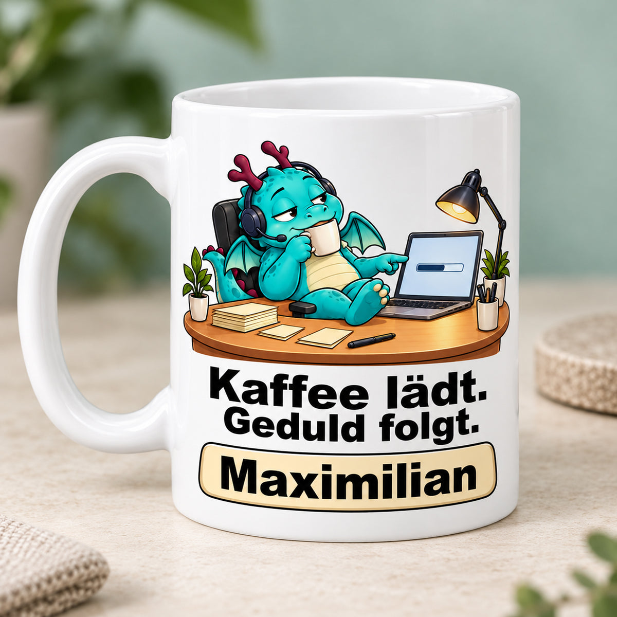 Personalisierte weiße Drachentasse mit Türkiser Headsetdrache, Spruch „Kaffee lädt. Geduld folgt.“ und Wunschname – Zweite Druckseite