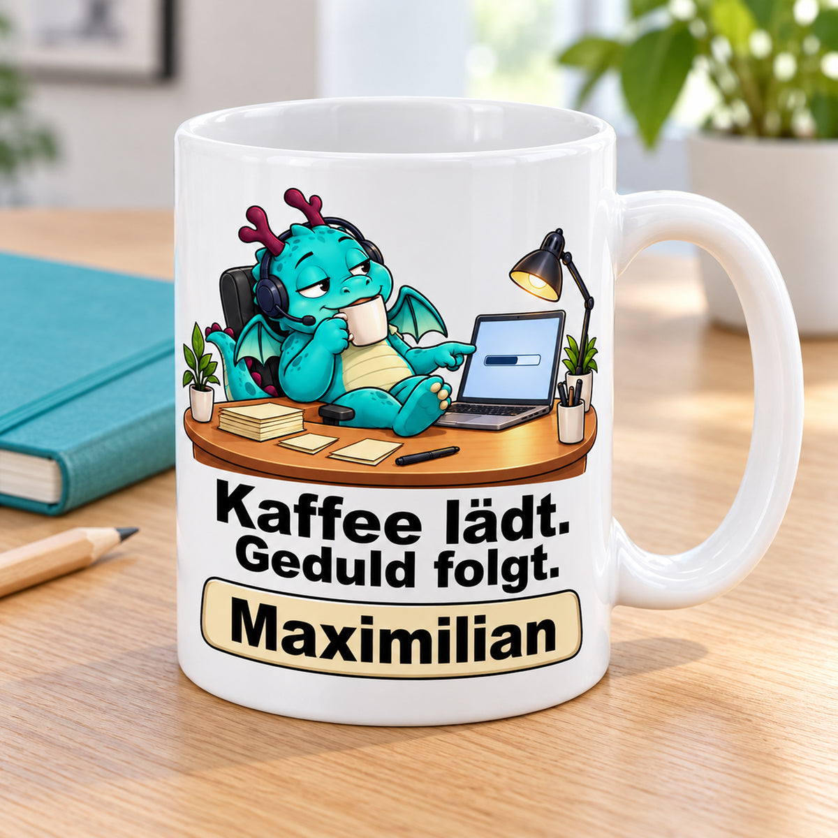 Personalisierte weiße Drachentasse mit Türkiser Headsetdrache, Spruch „Kaffee lädt. Geduld folgt.“ und Wunschname – Perspektivansicht