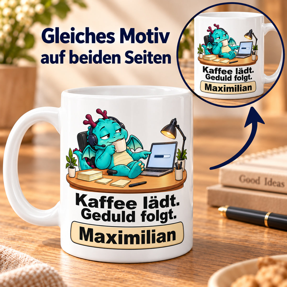 Personalisierte weiße Drachentasse mit Türkiser Headsetdrache, Spruch „Kaffee lädt. Geduld folgt.“ und Wunschname – Beidseitiger Druck
