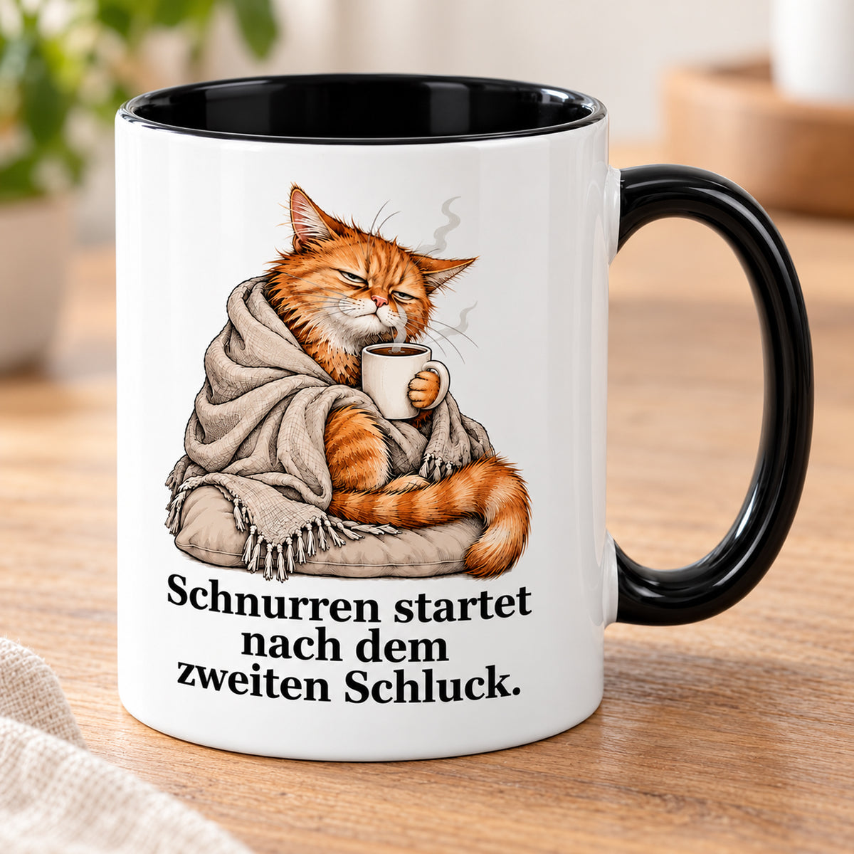 Schnurrstart – Schrägansicht: weiße Katzentasse mit schwarzem Henkel und Kaffeespruch