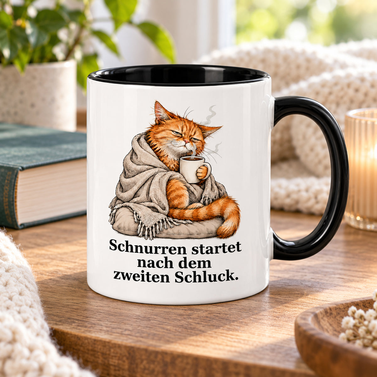 Schnurrstart – Kaffeepause: weiße Katzentasse mit schwarzem Henkel und Kaffeespruch