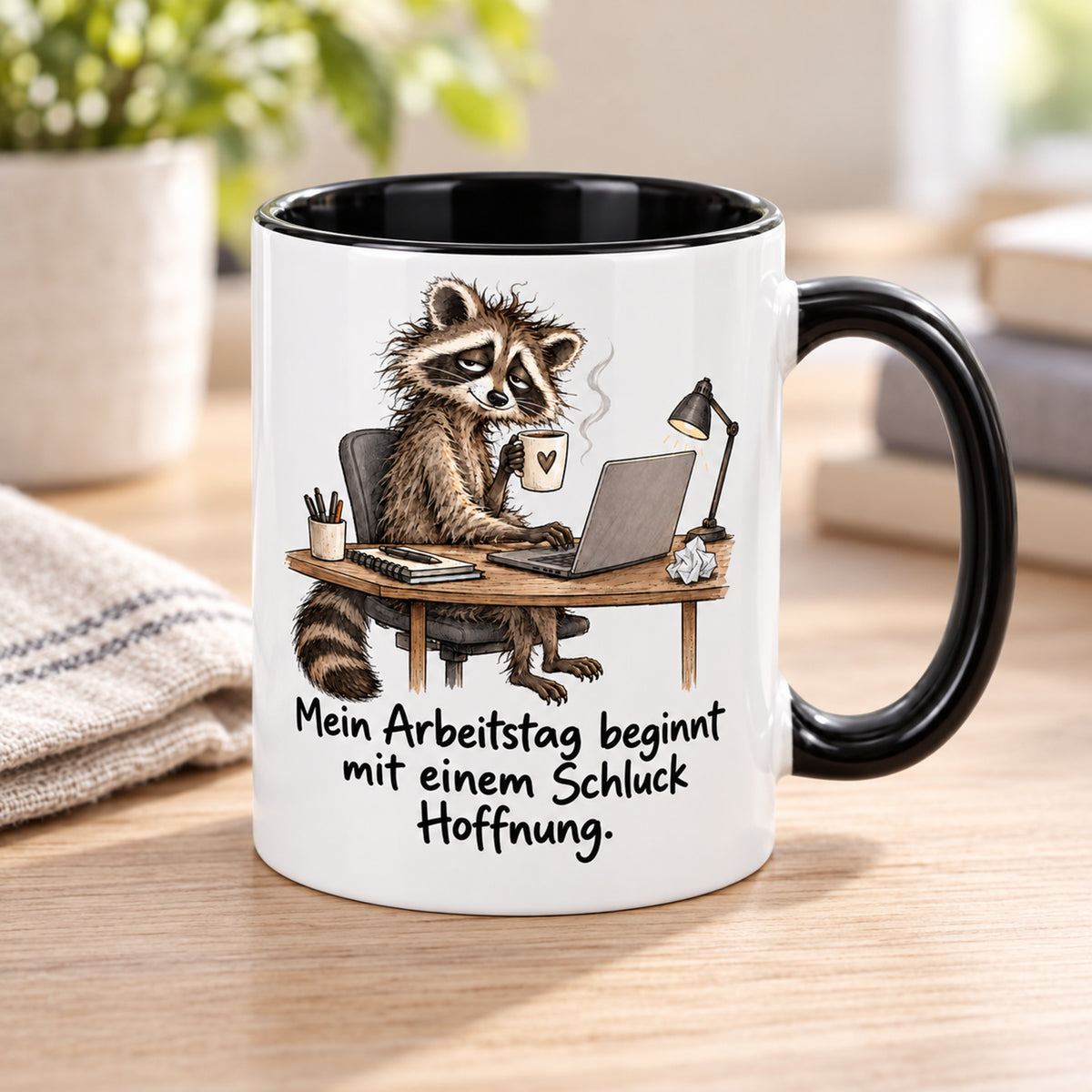 Waschbär-Tasse Bürostart, Ansicht 3, weiß mit schwarzem Henkel und schwarzer Innenseite