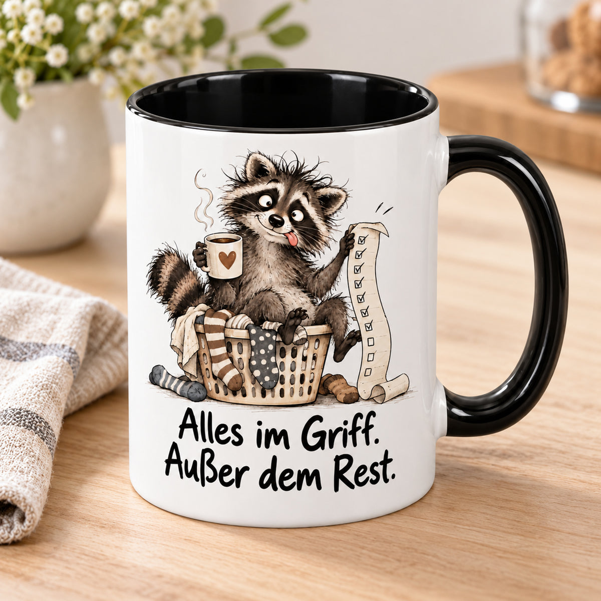 Waschbär-Tasse Alltagschaos, Ansicht 3, weiß mit schwarzem Henkel und schwarzer Innenseite