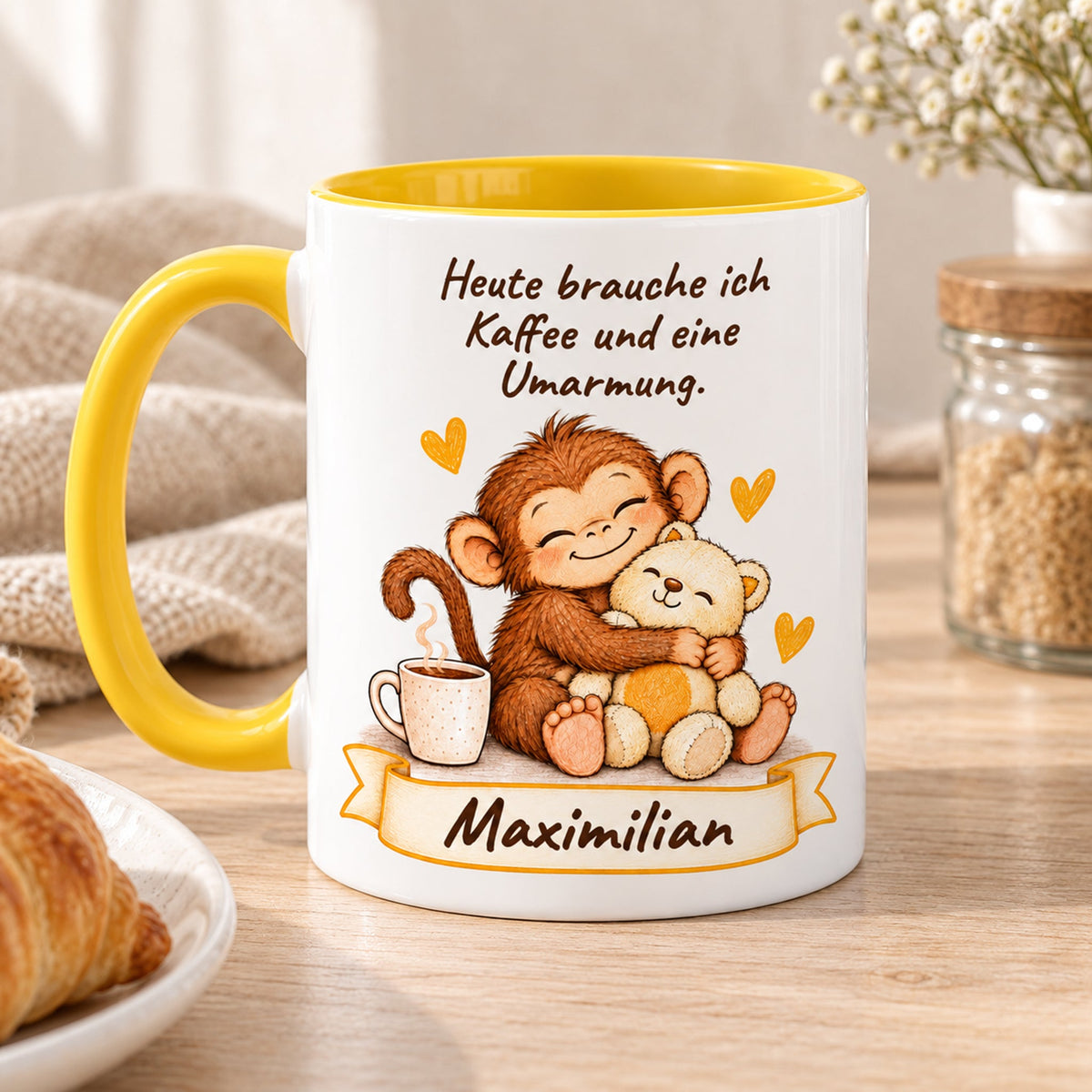 Andere Druckseite: gelbe personalisierte Tasse mit Baby-Affe, Motiv Umarmung mit Teddy, Beispielname Maximilian