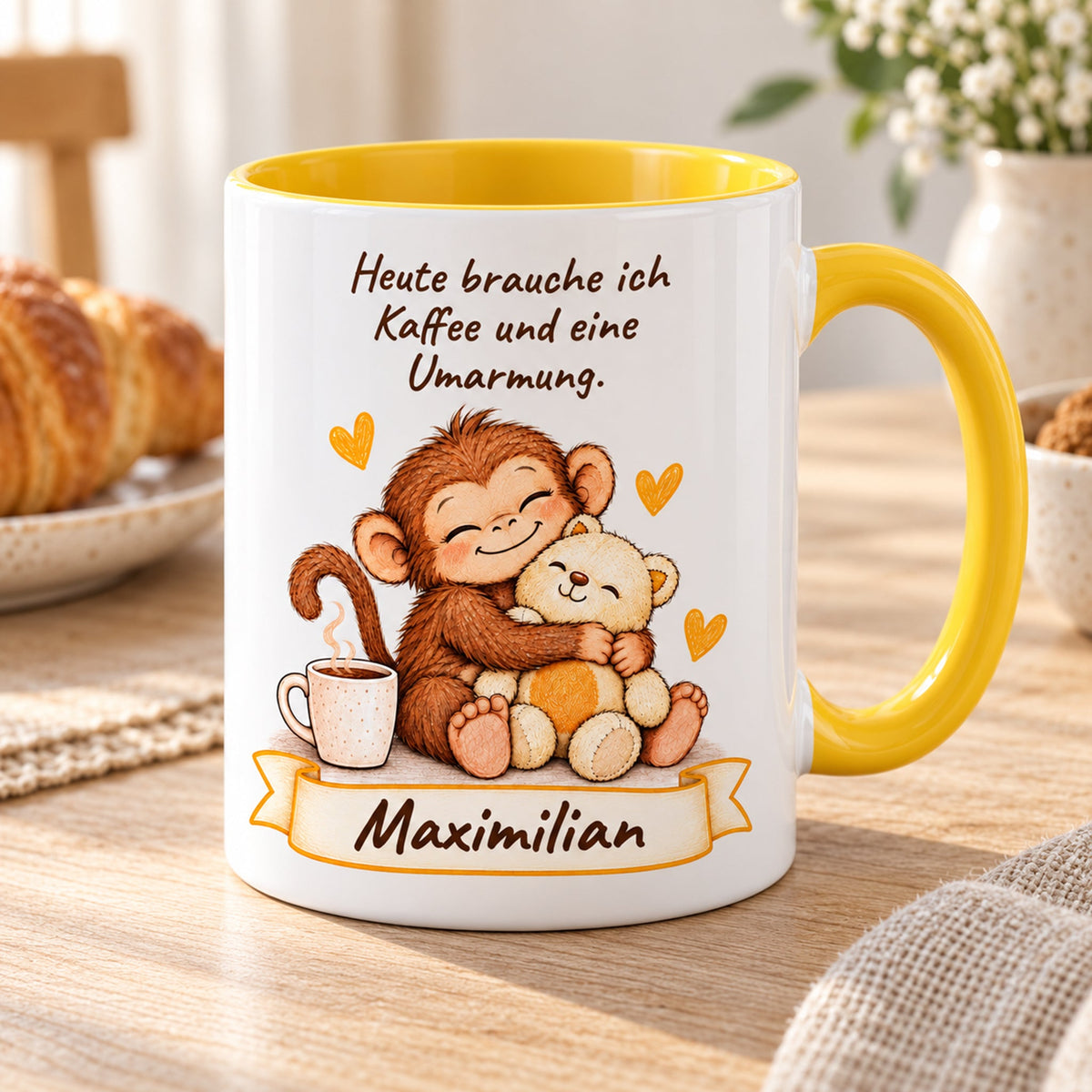 Kaffeepause: gelbe personalisierte Tasse mit Baby-Affe, Motiv Umarmung mit Teddy, Beispielname Maximilian
