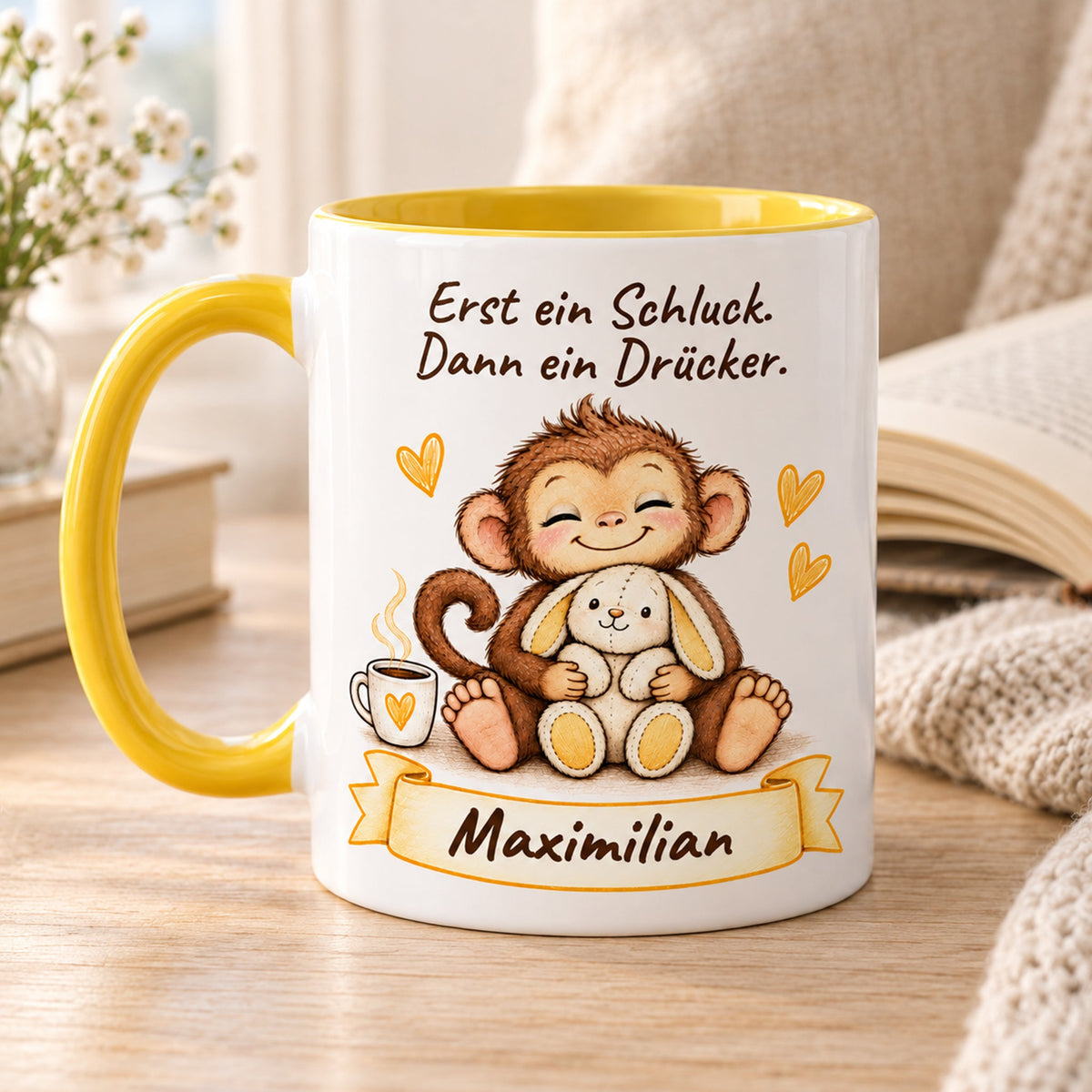 Andere Druckseite: gelbe personalisierte Tasse mit Baby-Affe, Motiv Schluck und Drücker, Beispielname Maximilian