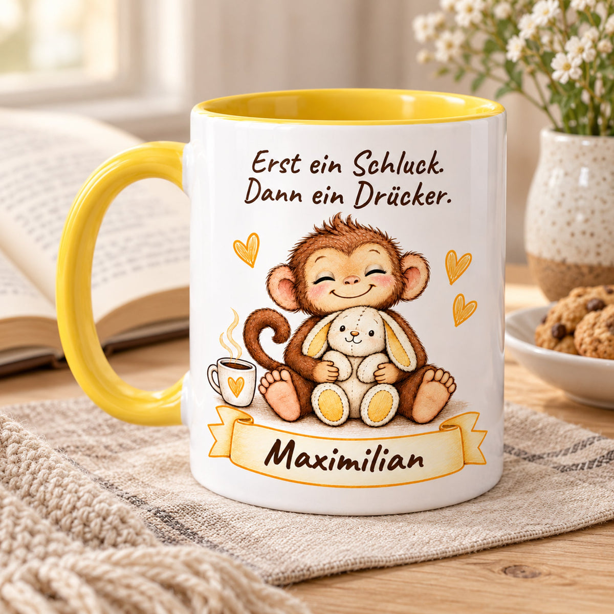 Kaffeepause: gelbe personalisierte Tasse mit Baby-Affe, Motiv Schluck und Drücker, Beispielname Maximilian