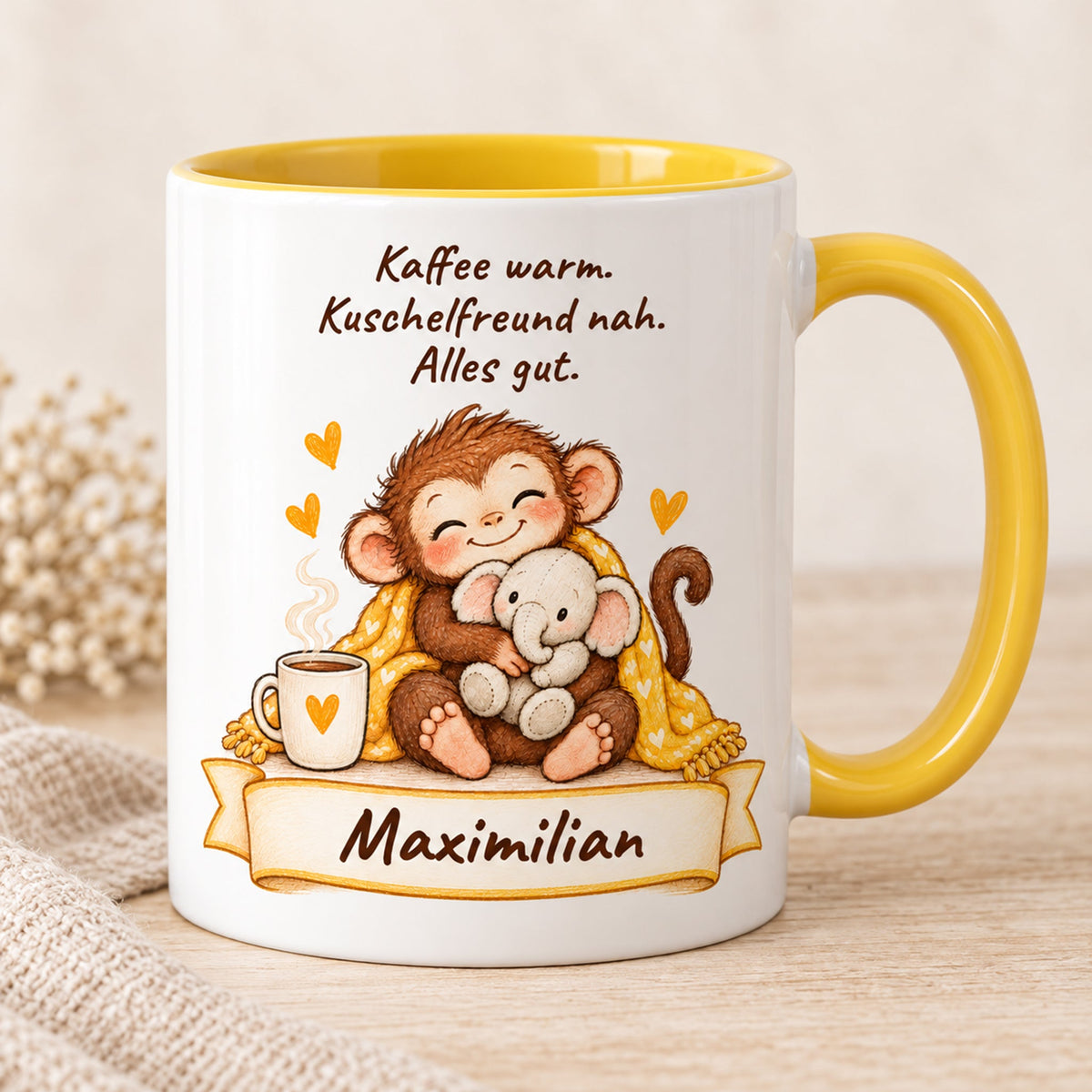 Hauptansicht: gelbe personalisierte Tasse mit Baby-Affe, Motiv Kuschelfreund Elefant, Beispielname Maximilian
