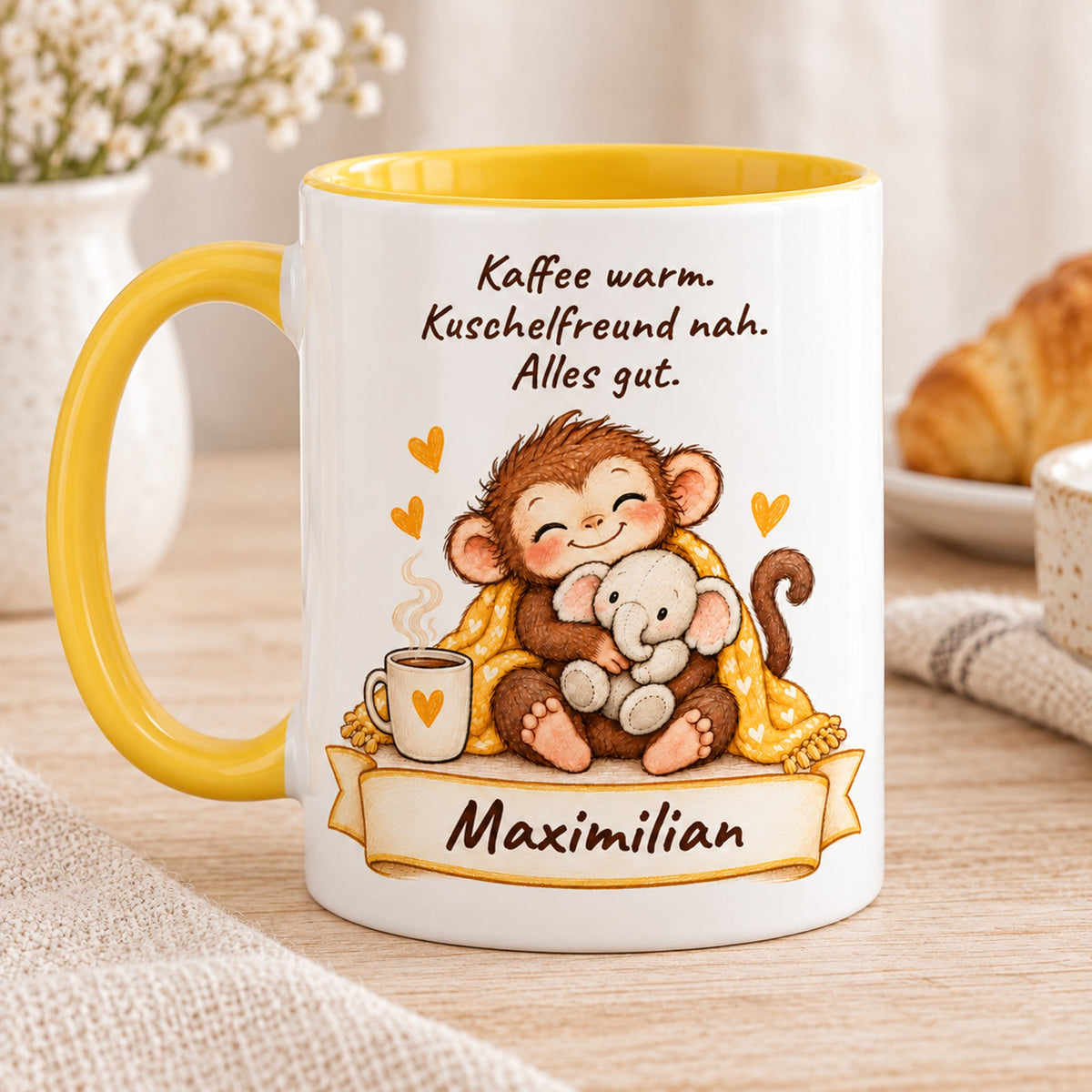 Andere Druckseite: gelbe personalisierte Tasse mit Baby-Affe, Motiv Kuschelfreund Elefant, Beispielname Maximilian