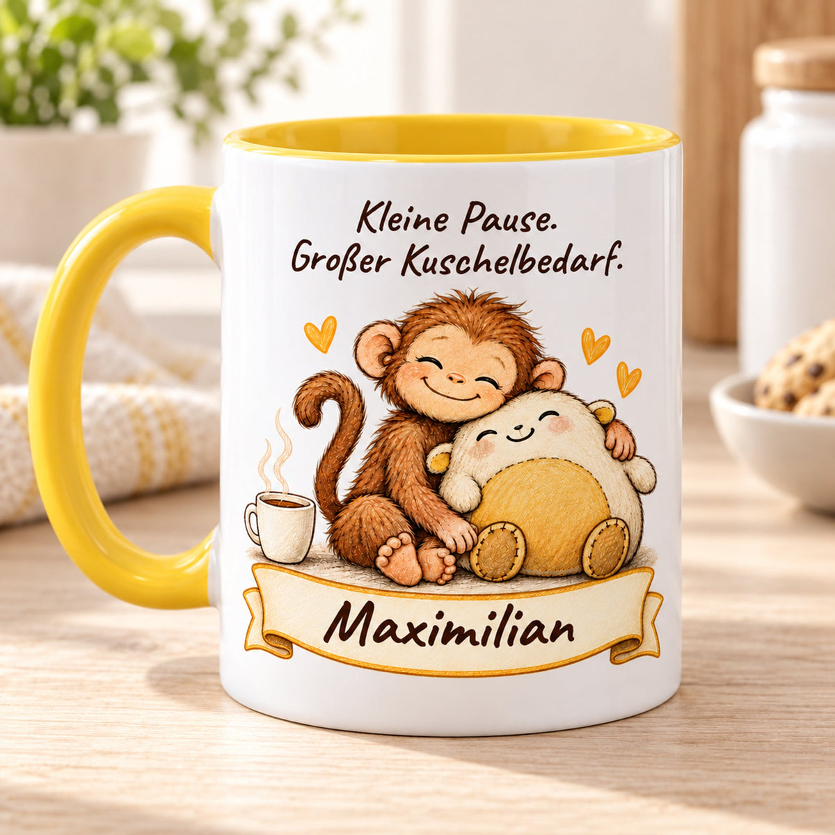 Andere Druckseite: gelbe personalisierte Tasse mit Baby-Affe, Motiv Kleine Pause, Beispielname Maximilian