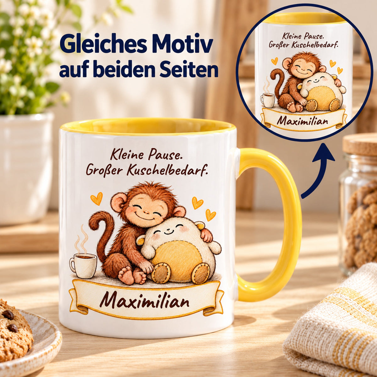 Beidseitiger Druck: gelbe personalisierte Tasse mit Baby-Affe, Motiv Kleine Pause, Beispielname Maximilian