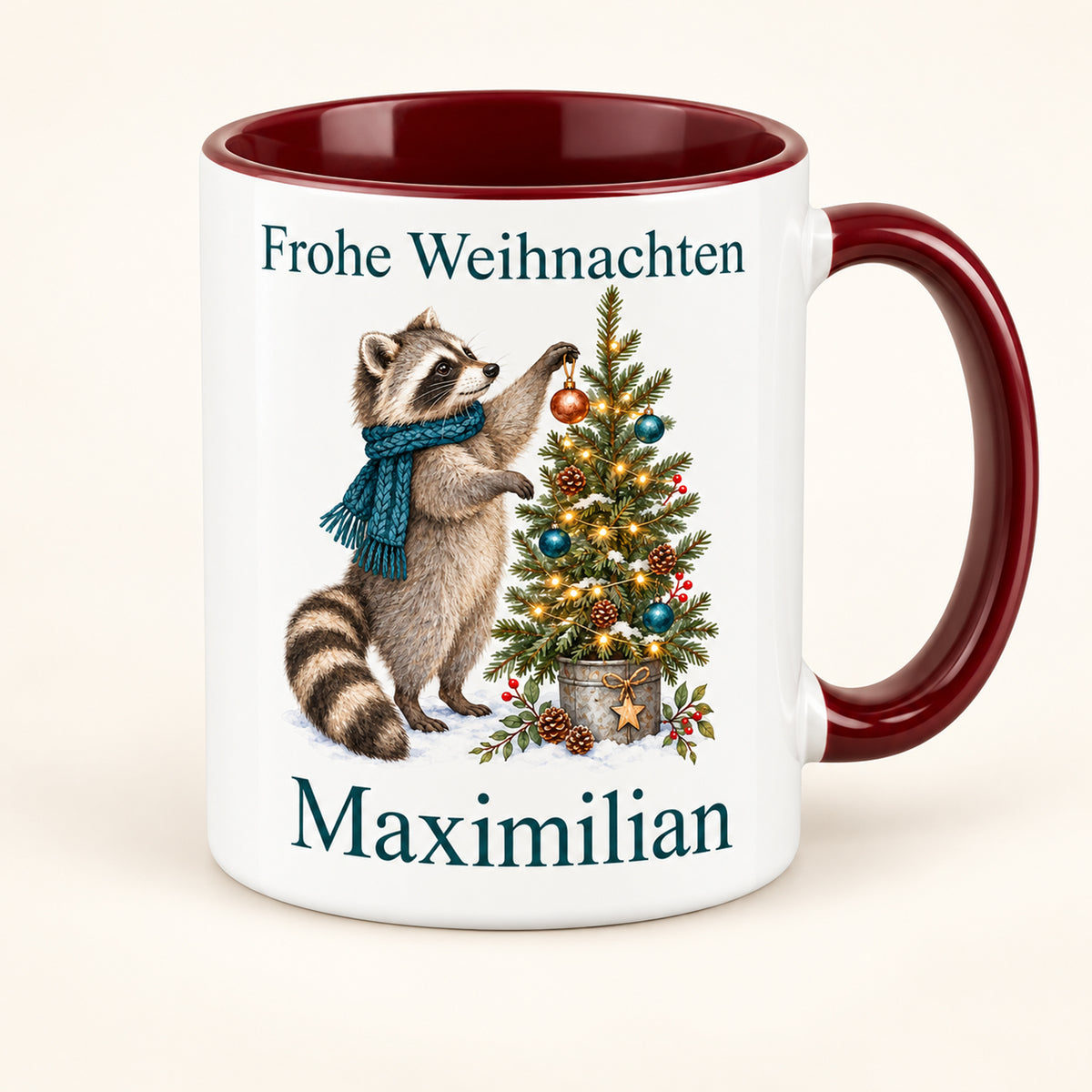 Waschbär – Dreiviertelansicht der personalisierten Weihnachtstasse
