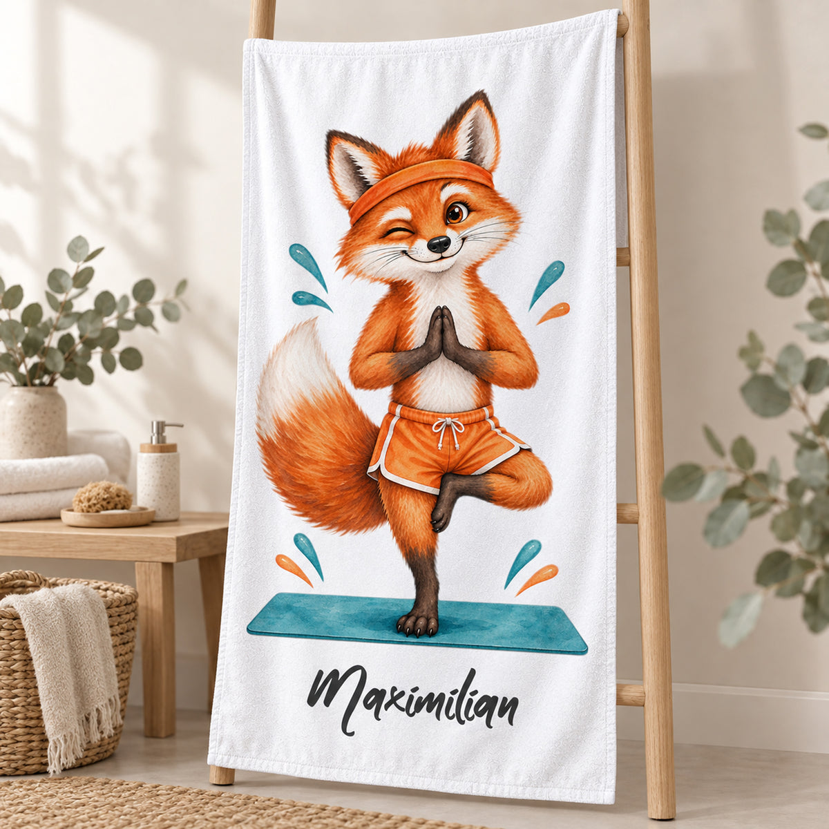 Personalisiertes Handtuch mit Yoga-Fuchs und Wunschname – Ansicht 3