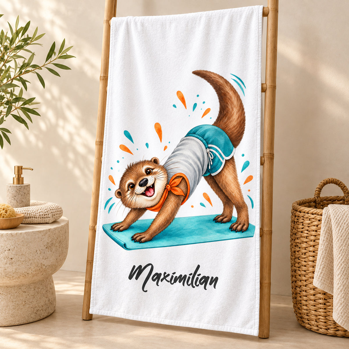 Personalisiertes Handtuch mit Yoga-Otter und Wunschname – Ansicht 3
