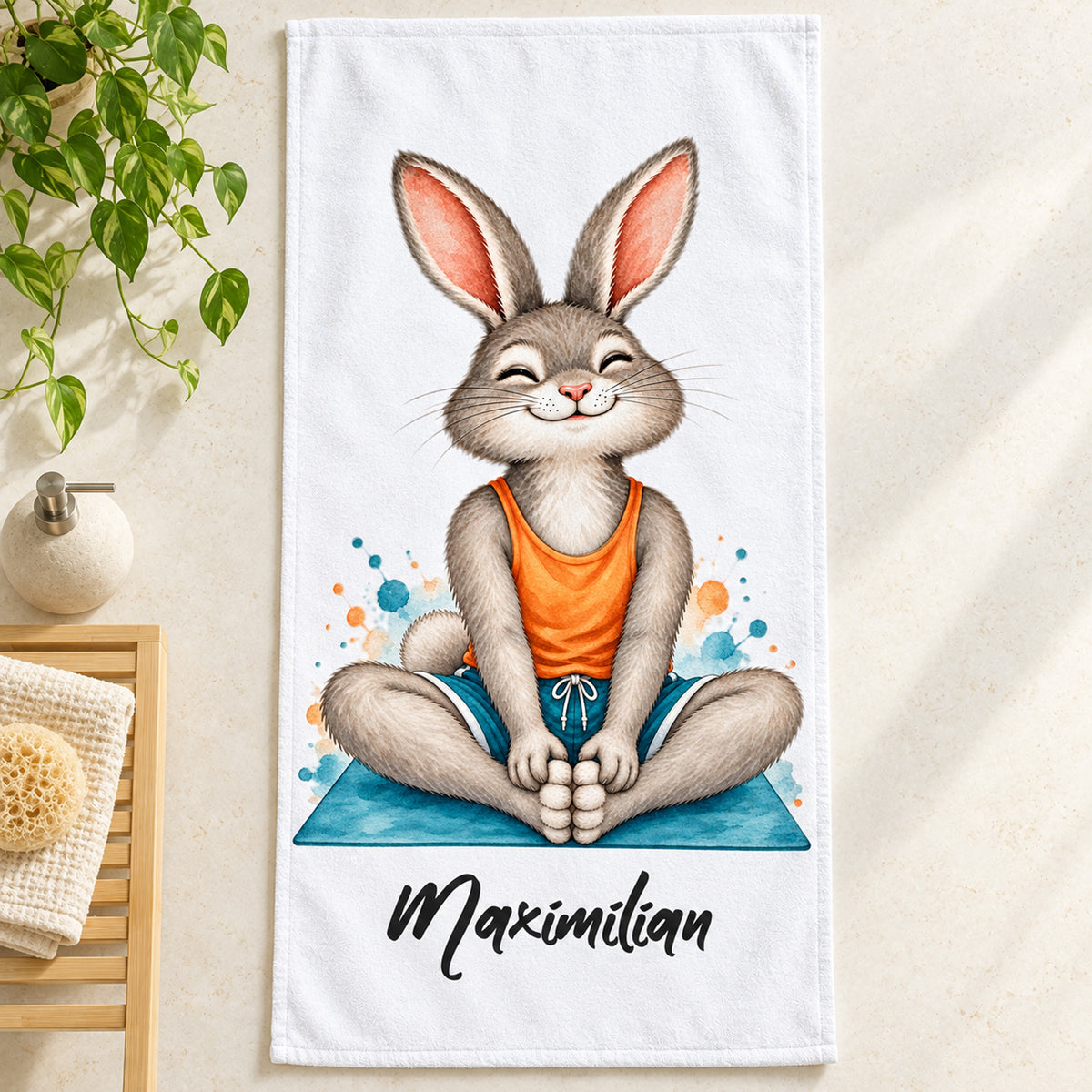 Personalisiertes Handtuch mit Yoga-Hase und Wunschname – Ansicht 1