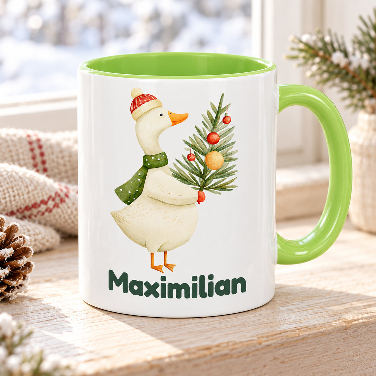 Hellgrüne Weihnachtstasse mit Gans mit Tannenzweig und Maximilian in einer gemütlichen Umgebung