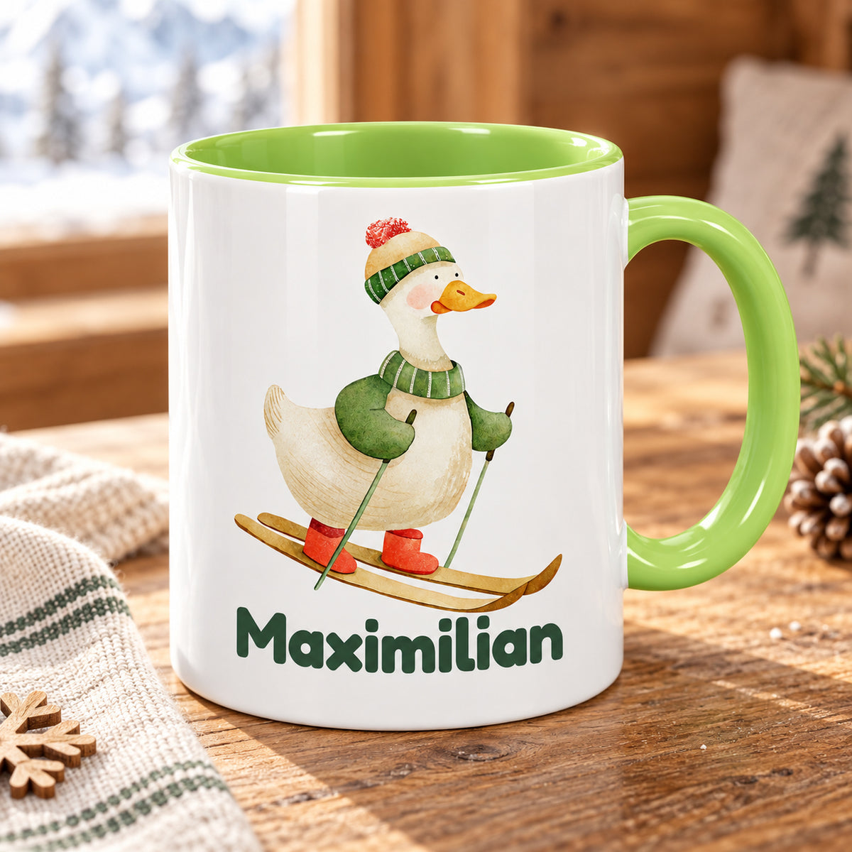 Hellgrüne Weihnachtstasse mit Gans auf Skiern und Maximilian in einer gemütlichen Umgebung