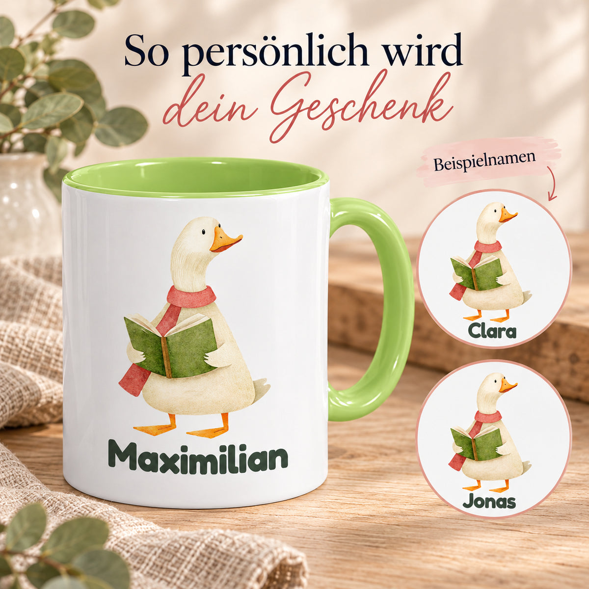 Personalisierung der Tasse mit Gans mit Buch: Maximilian auf der Tasse sowie Namensdetails mit Clara und Jonas