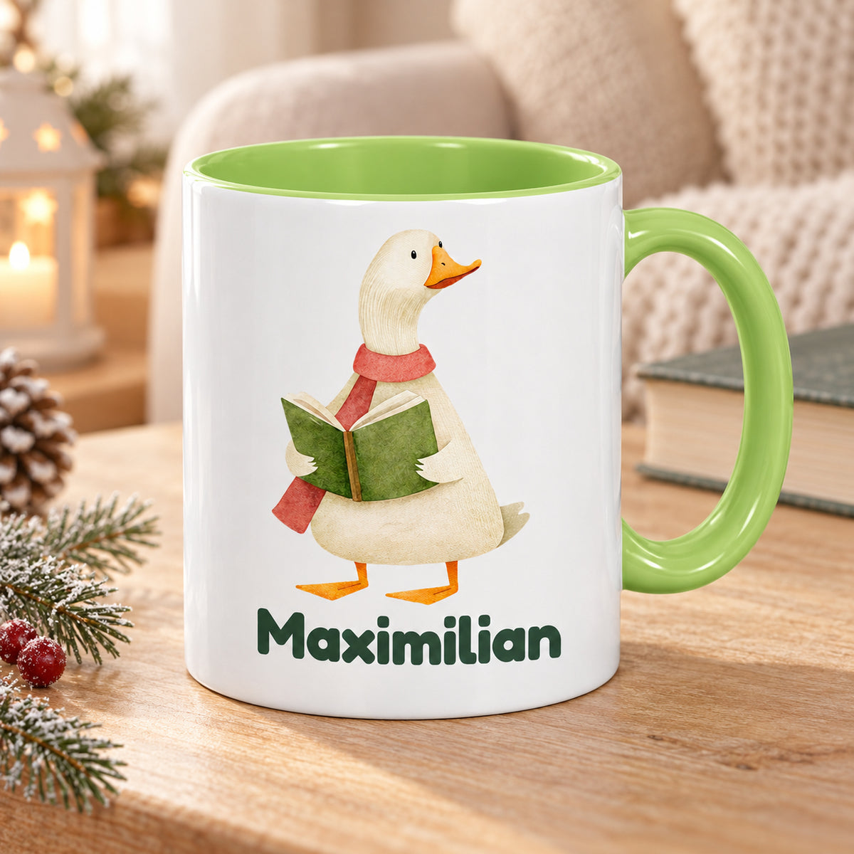 Hellgrüne Weihnachtstasse mit Gans mit Buch und Maximilian in einer gemütlichen Umgebung
