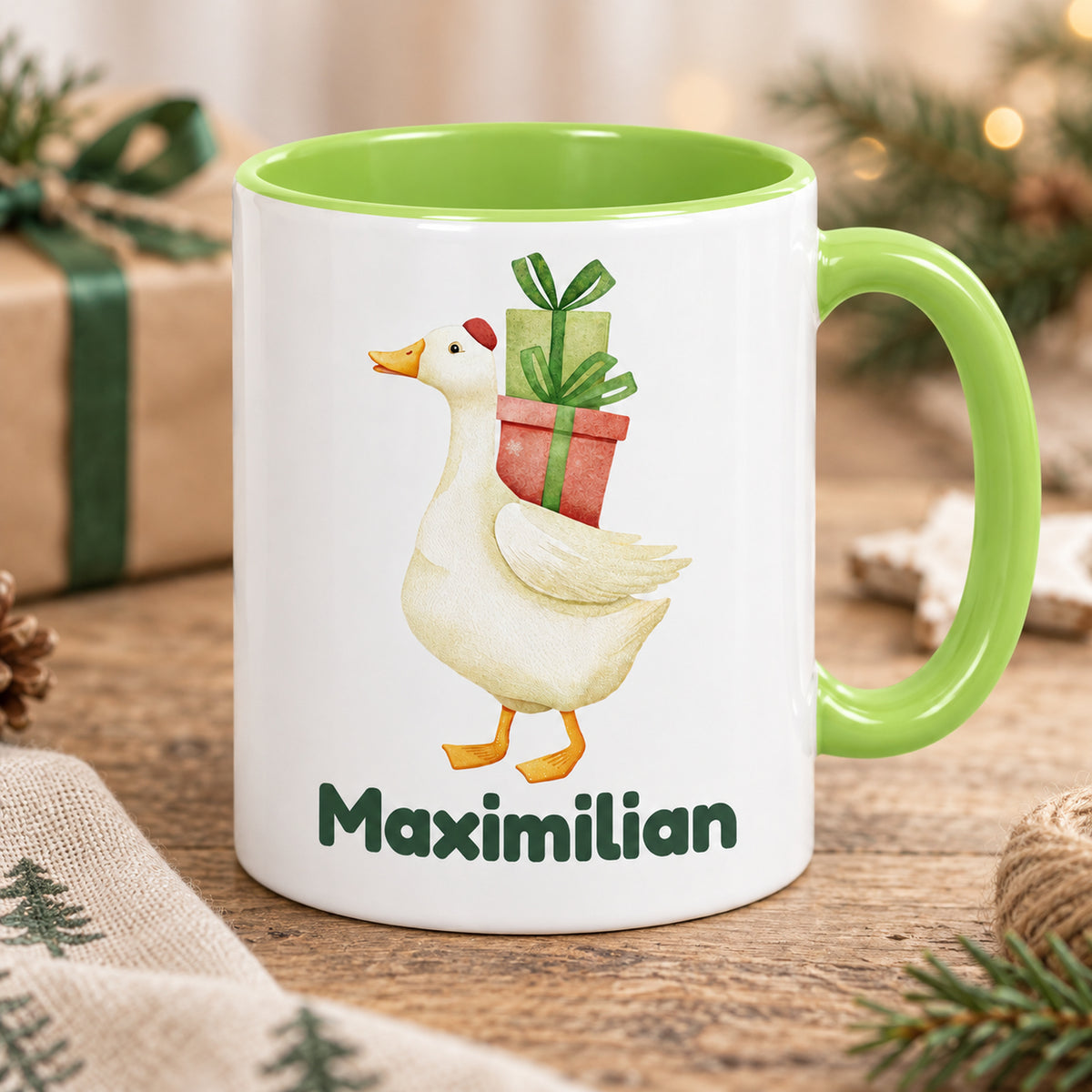 Hellgrüne Weihnachtstasse mit Gans mit Geschenken und Maximilian in einer gemütlichen Umgebung