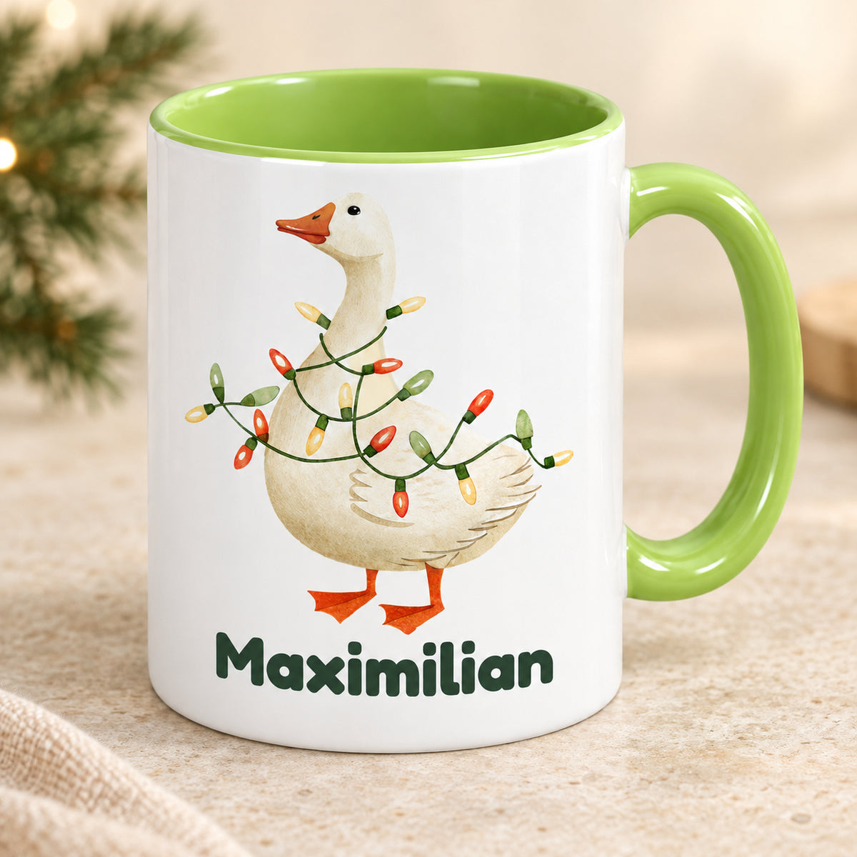 Hellgrüne Keramiktasse mit Gans mit Lichterkette und Maximilian in einer schrägen Ansicht