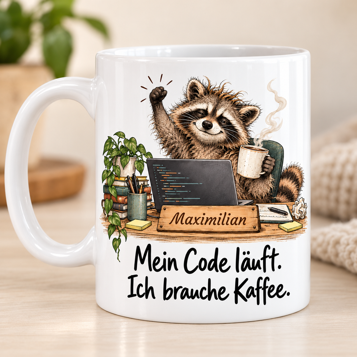 Programmierung: weiße Tasse mit Waschbär-Berufsmotiv, Spruch und Beispielname Maximilian – bedruckte Rückseite