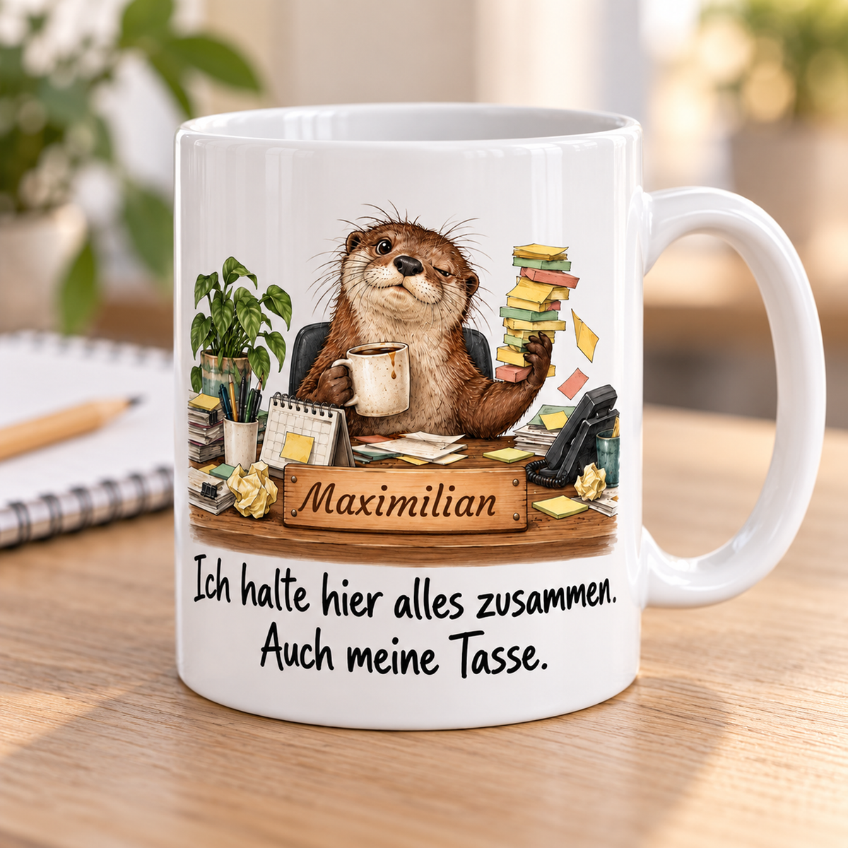 Büroassistenz: weiße Tasse mit Otter-Berufsmotiv, Spruch und Beispielname Maximilian – Alltagsszene