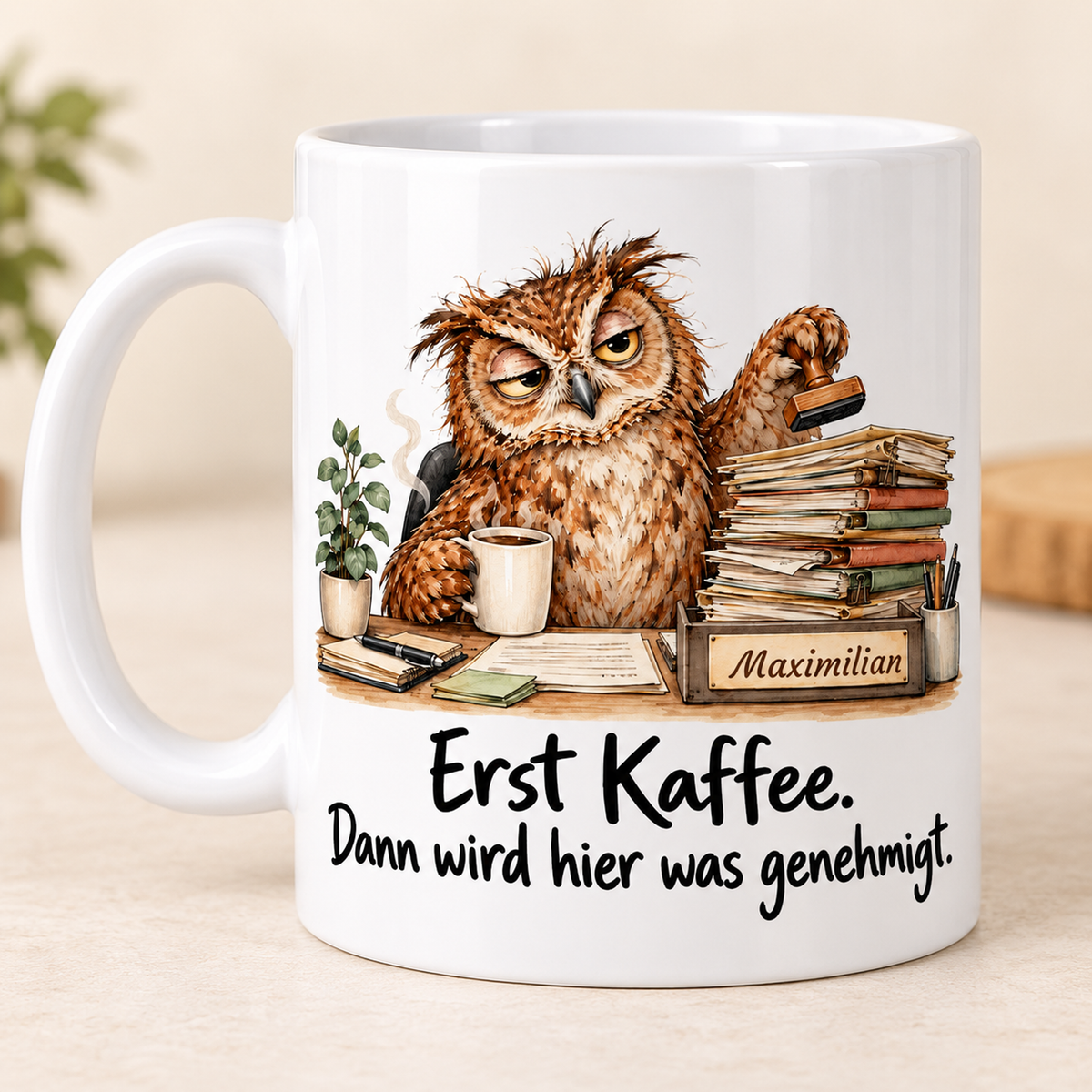 Verwaltung: weiße Tasse mit Eule-Berufsmotiv, Spruch und Beispielname Maximilian – bedruckte Rückseite