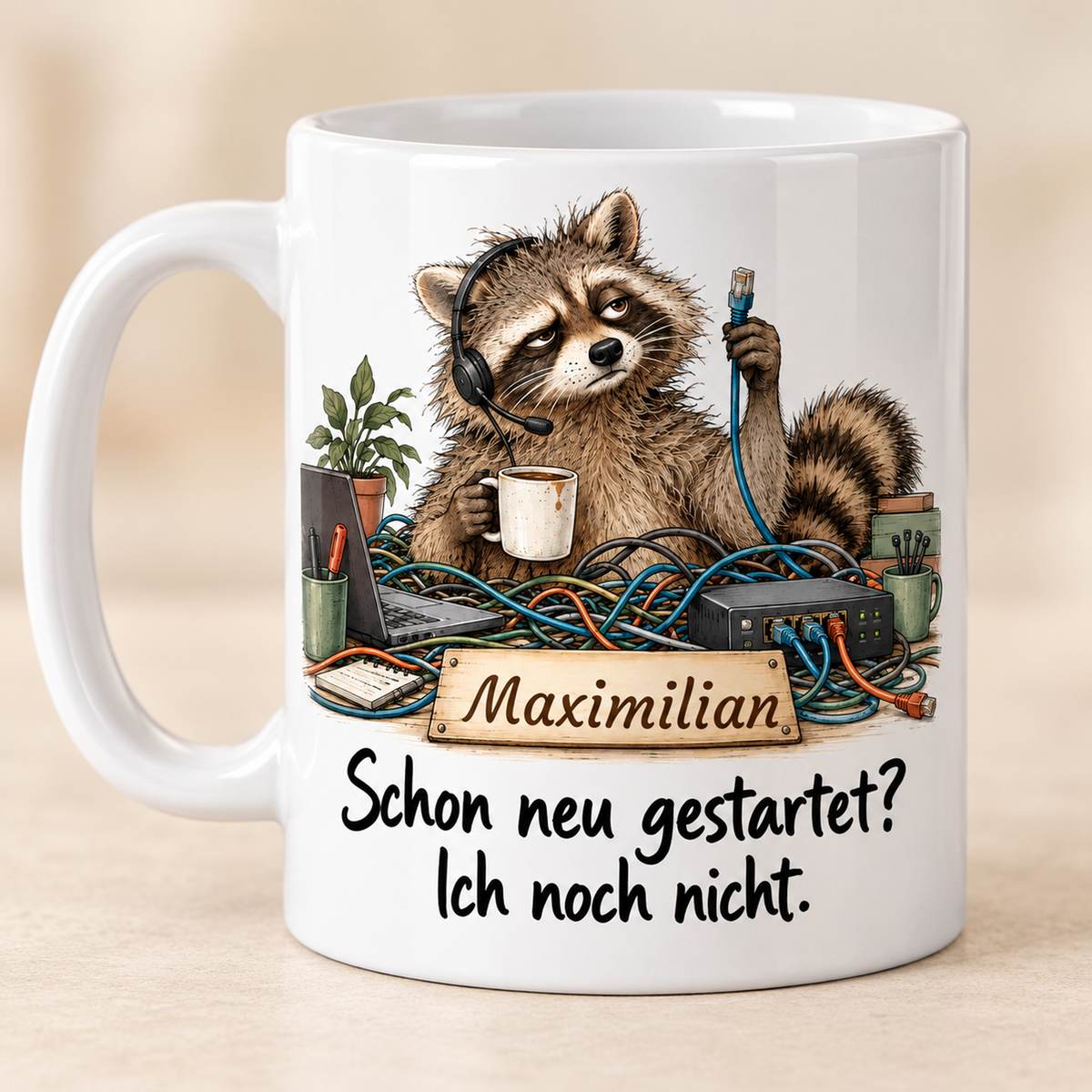 IT-Support: weiße Tasse mit Waschbär-Berufsmotiv, Spruch und Beispielname Maximilian – bedruckte Rückseite