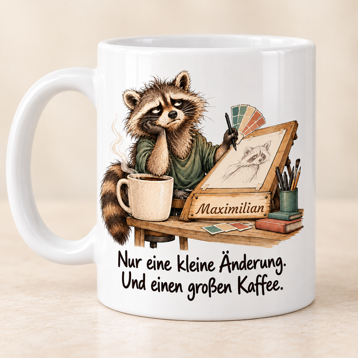 Grafikdesign: weiße Tasse mit Waschbär-Berufsmotiv, Spruch und Beispielname Maximilian – bedruckte Rückseite