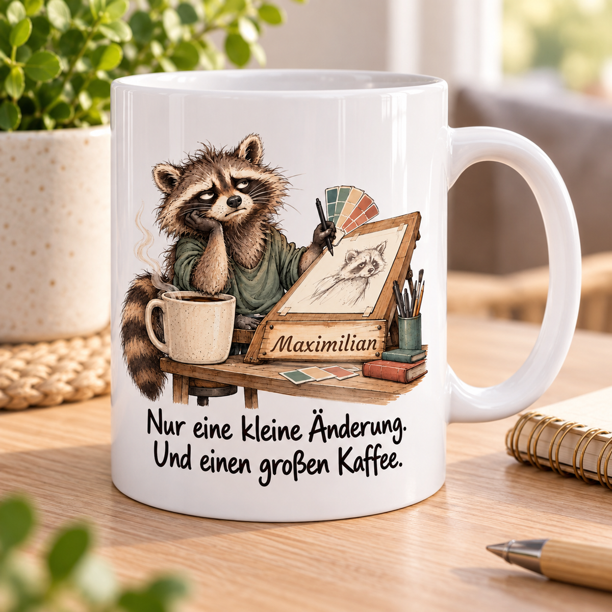 Grafikdesign: weiße Tasse mit Waschbär-Berufsmotiv, Spruch und Beispielname Maximilian – Alltagsszene