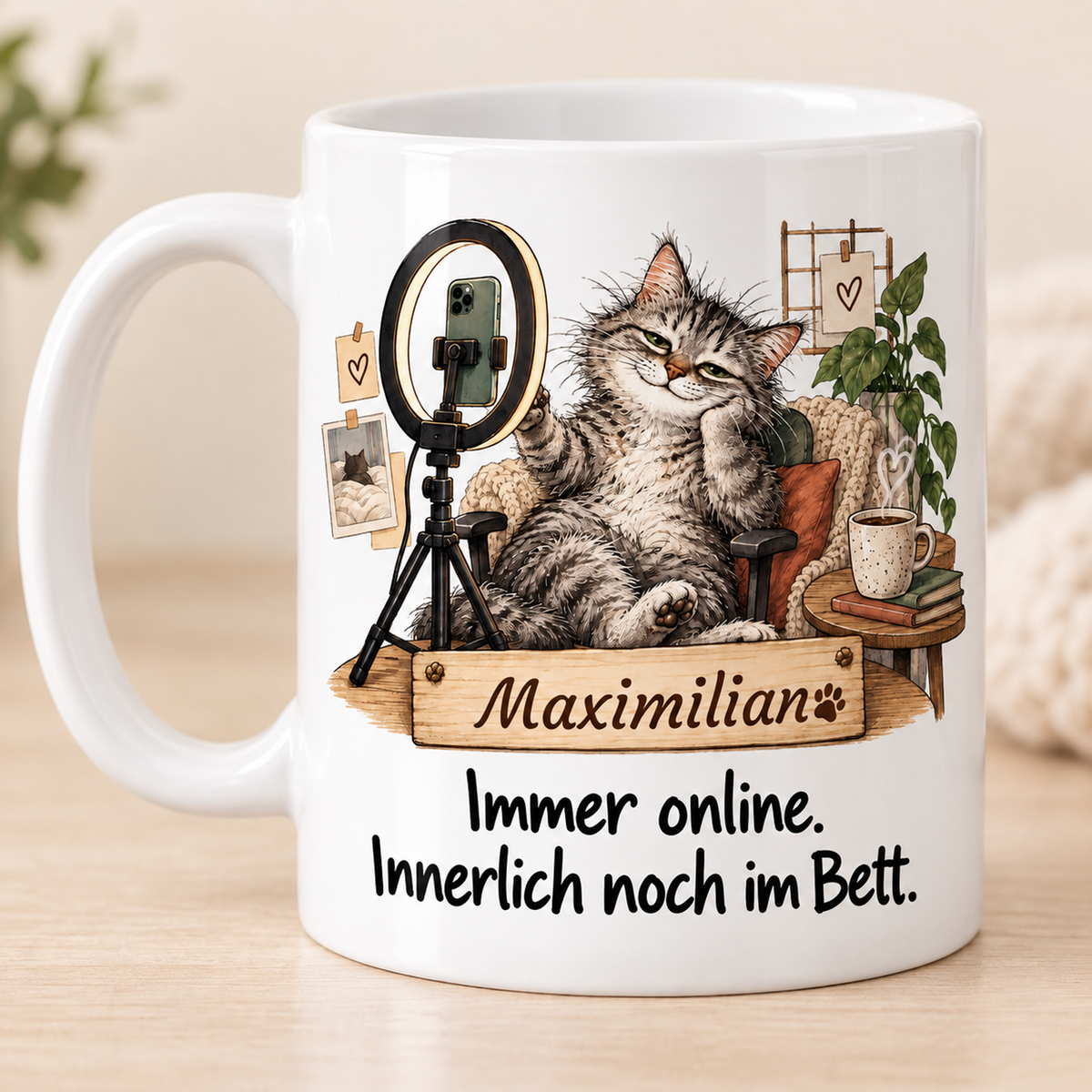 Social Media: weiße Tasse mit Katze-Berufsmotiv, Spruch und Beispielname Maximilian – bedruckte Rückseite