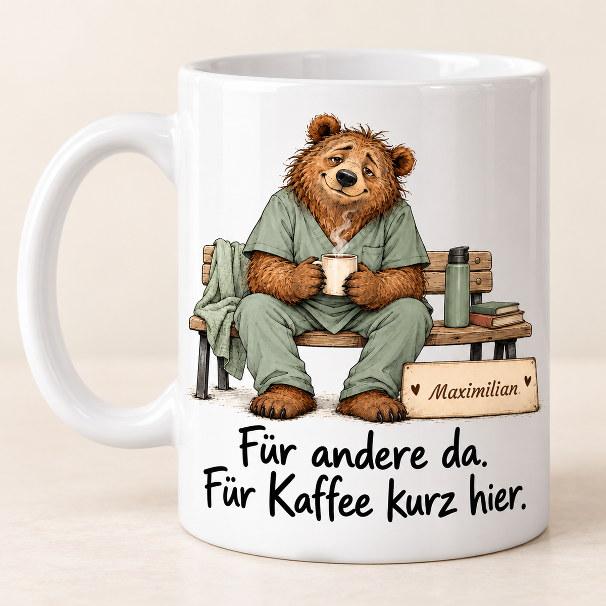 Pflege: weiße Tasse mit Bär-Berufsmotiv, Spruch und Beispielname Maximilian – bedruckte Rückseite