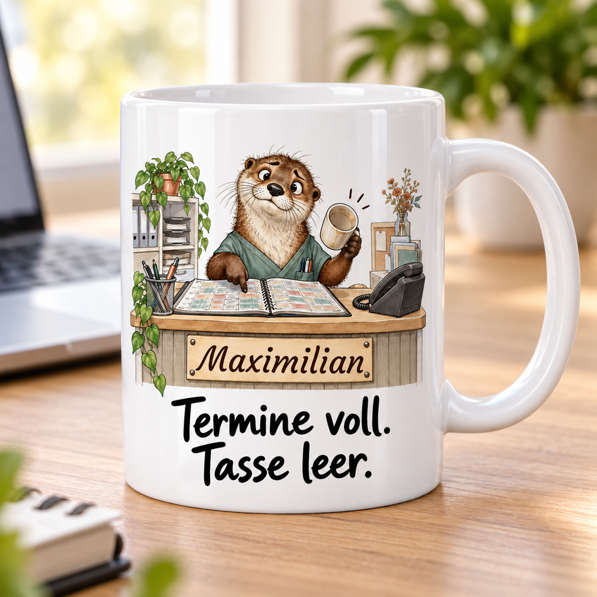 Arztpraxis: weiße Tasse mit Otter-Berufsmotiv, Spruch und Beispielname Maximilian – Alltagsszene
